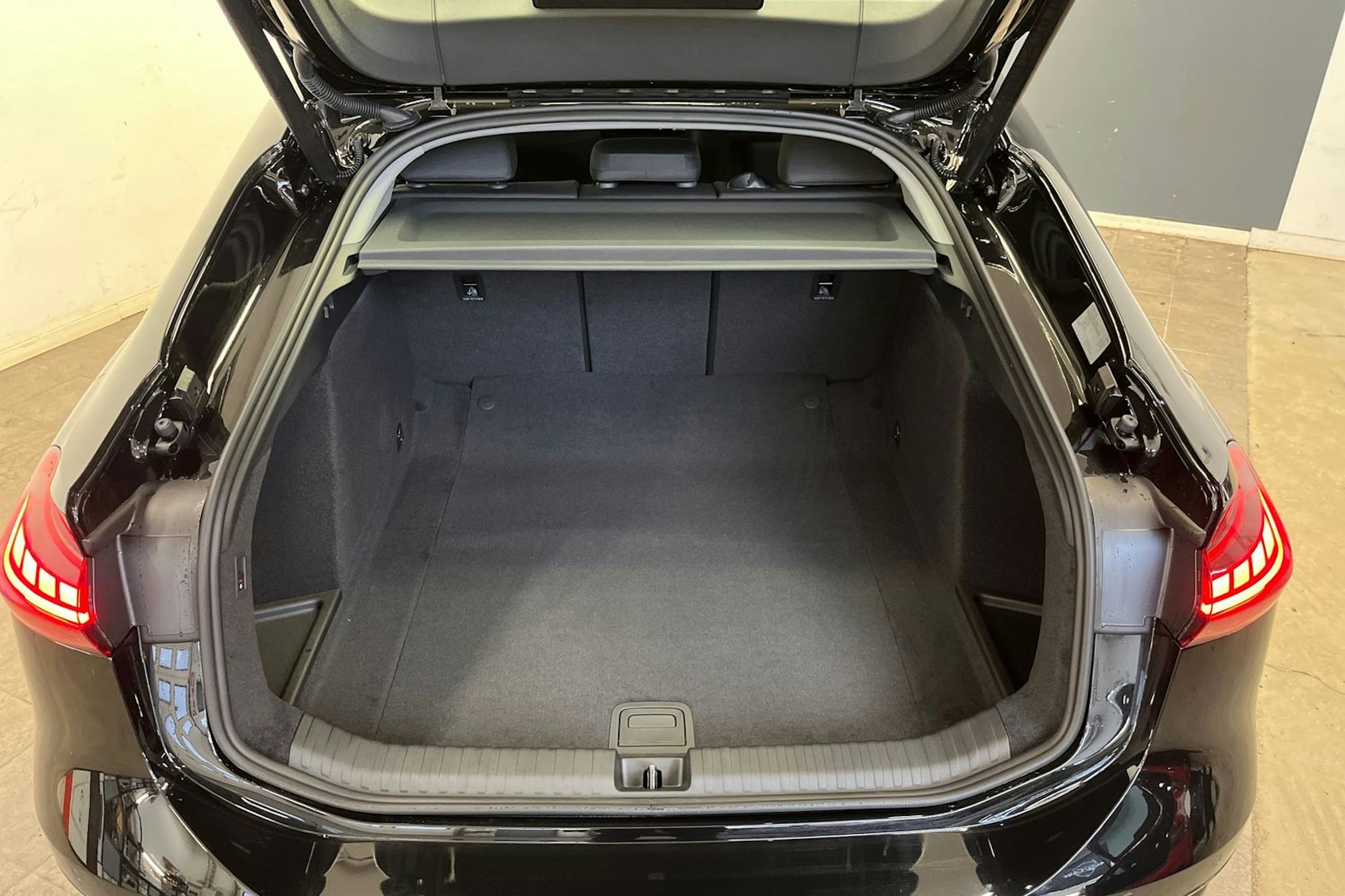 mythos musta Audi A6 e-tron 2026 kuva 5.