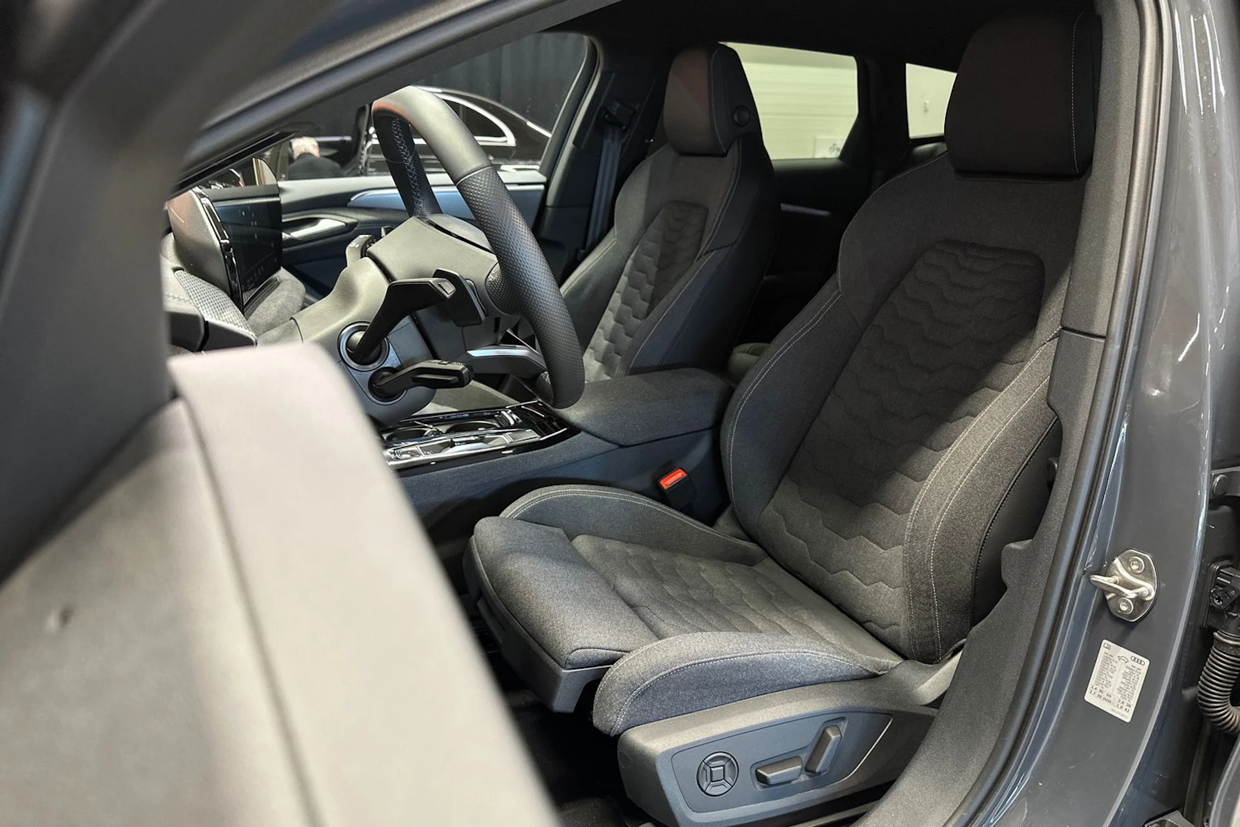 harmaa Audi A6 e-tron 2025 kuva 14.