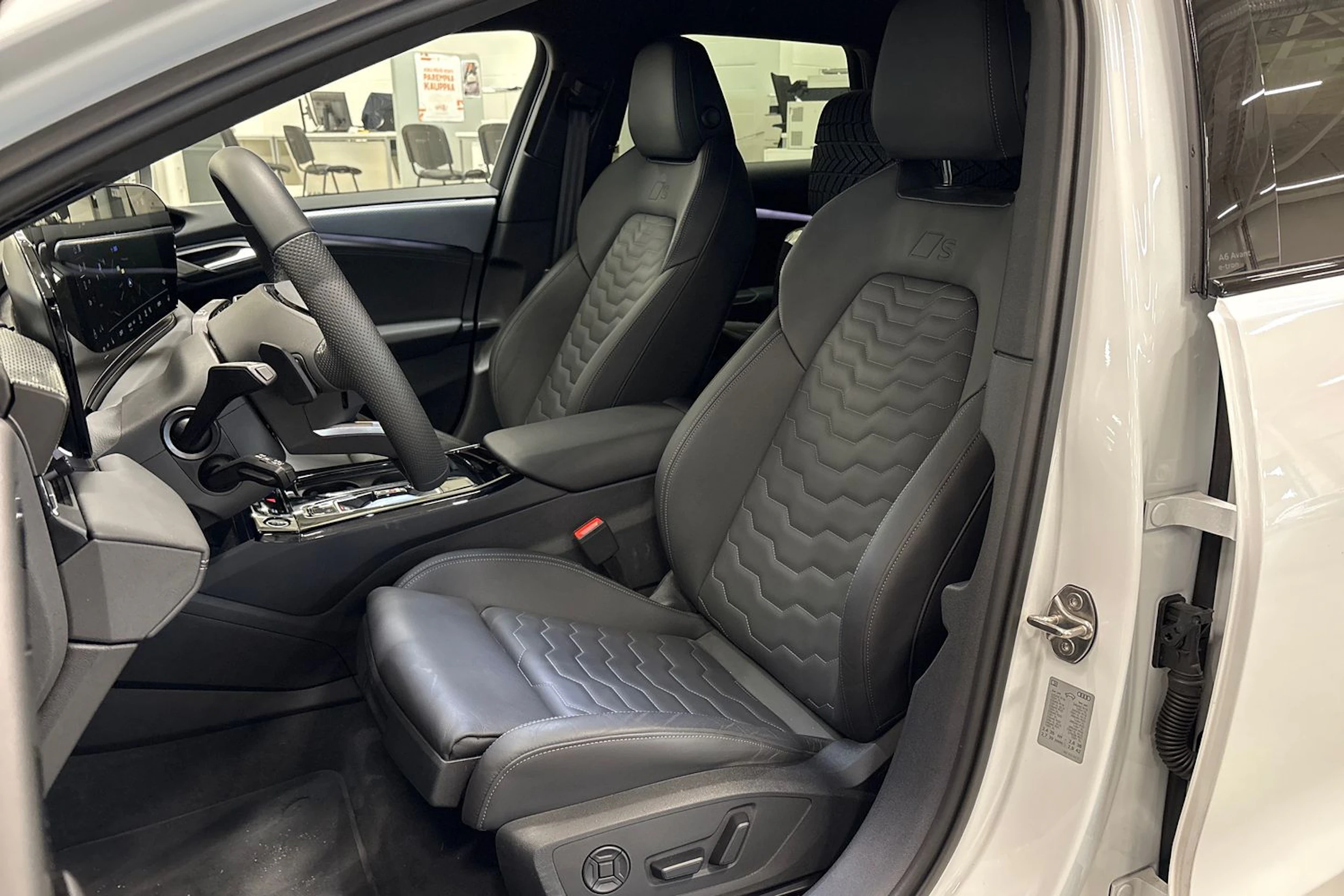 valkoinen Audi A6 e-tron 2025 kuva 4.
