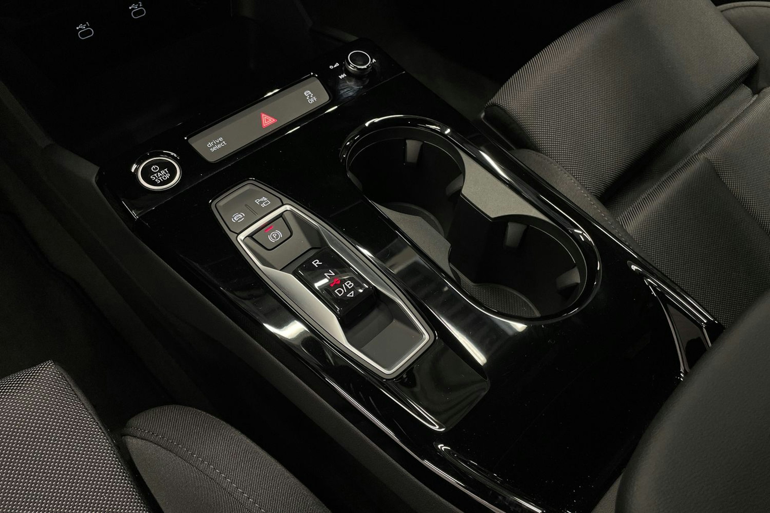 valkoinen Audi A6 e-tron 2025 kuva 16.