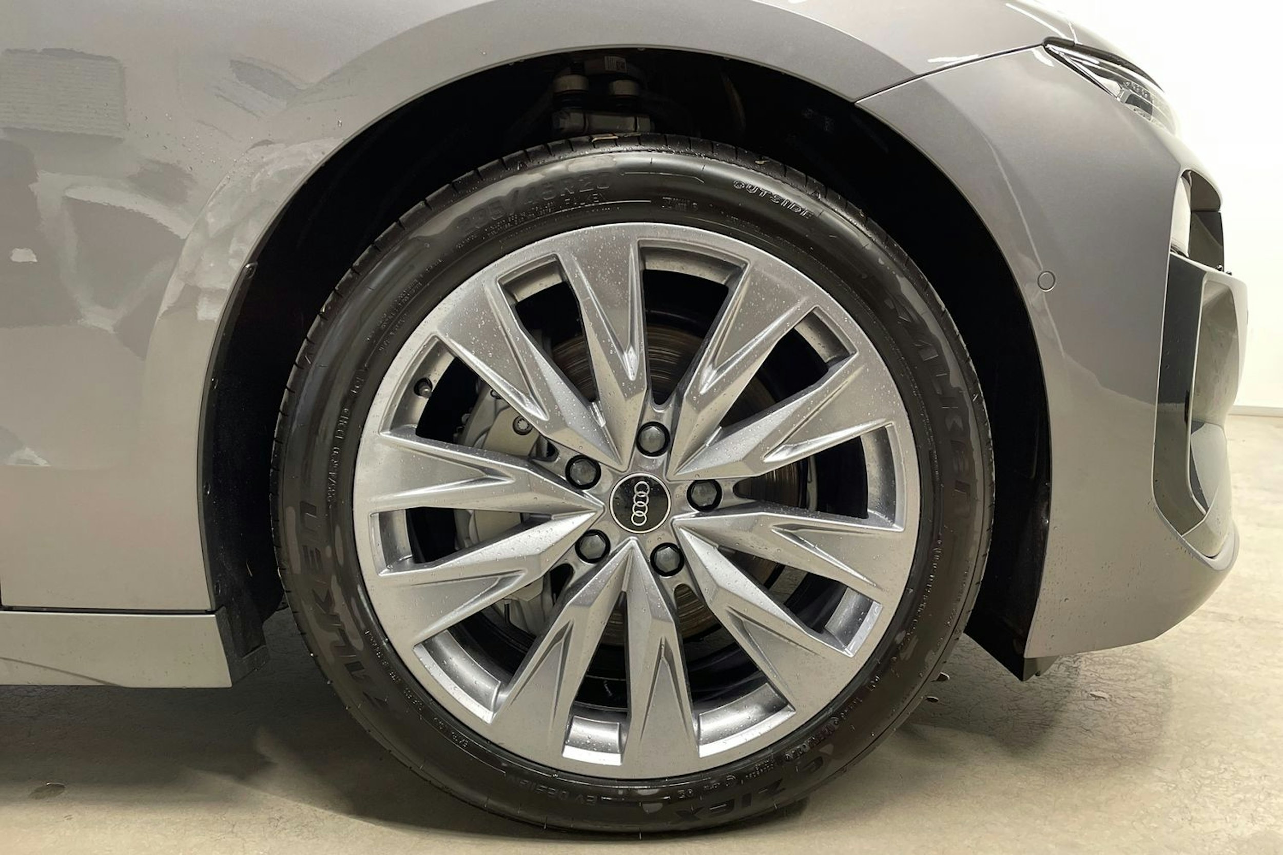 taifun harmaa Audi A6 e-tron 2025 kuva 11.