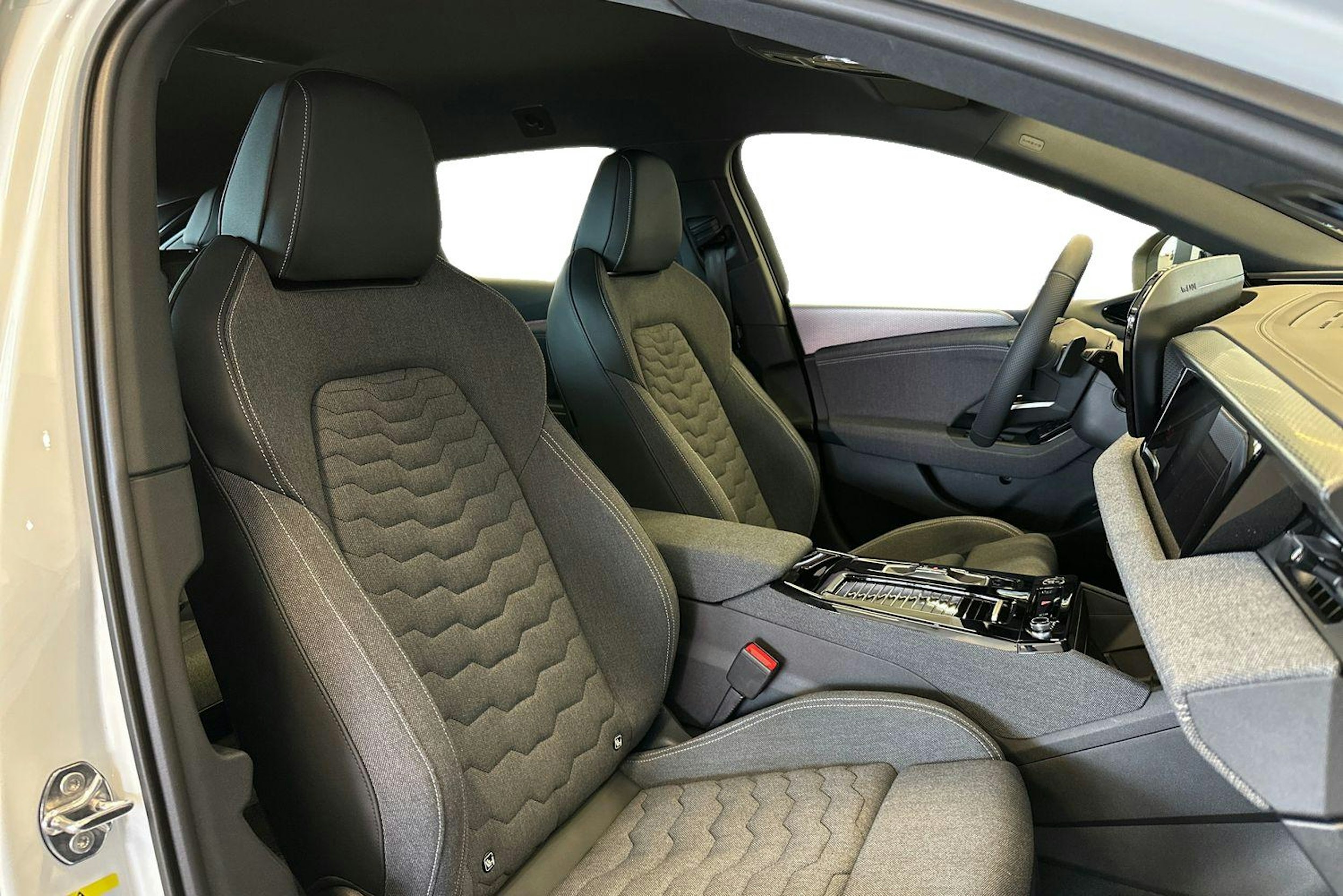 met. valkoinen Audi A6 e-tron 2025 kuva 14.