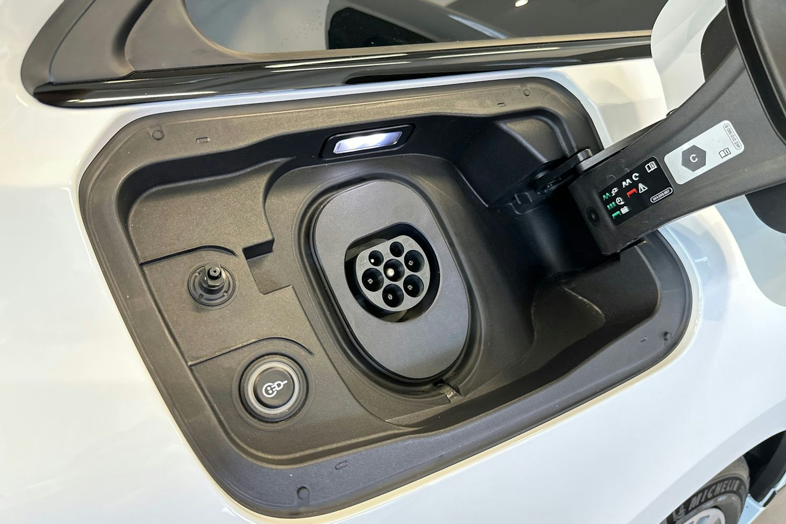 met. valkoinen Audi A6 e-tron 2025 kuva 17.