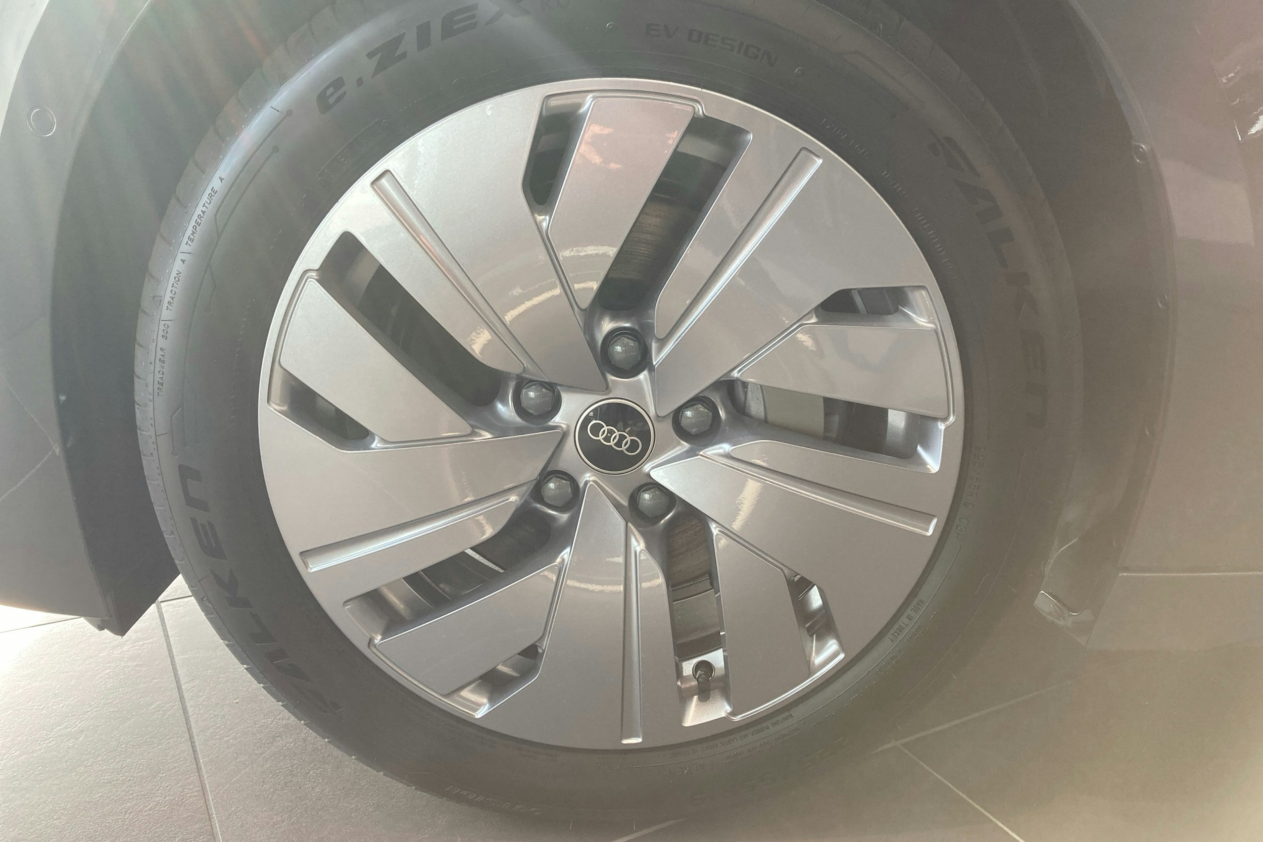 harmaa Audi A6 e-tron 2025 kuva 9.