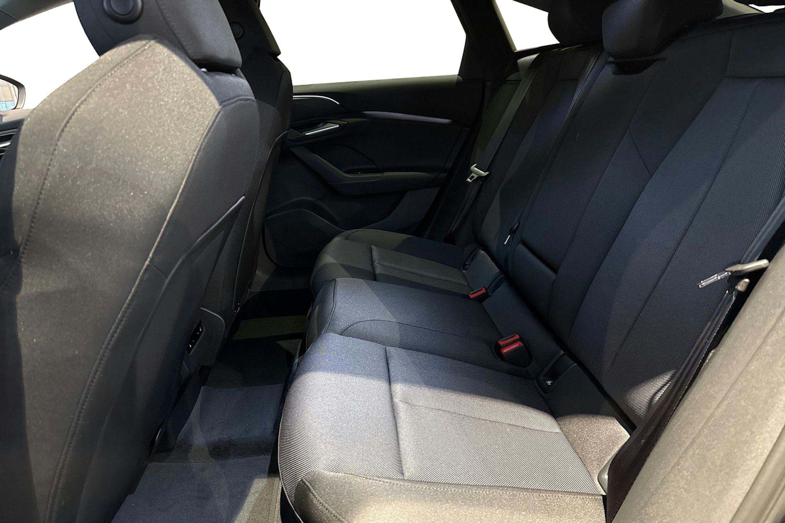 met. musta Audi A6 e-tron 2026 kuva 8.