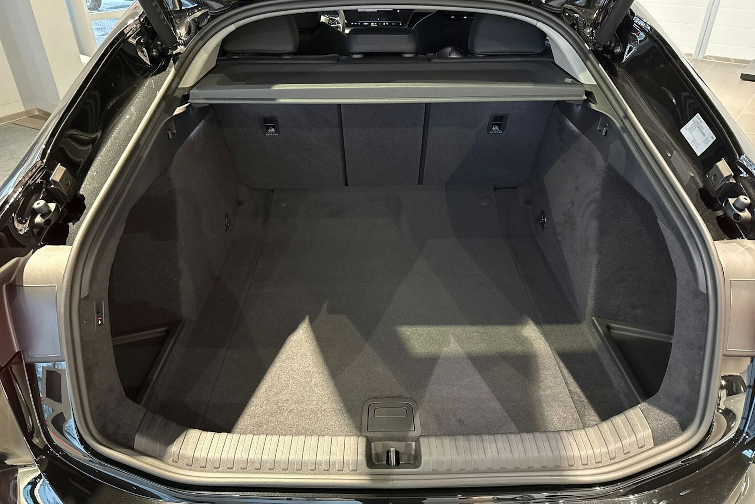 met. musta Audi A6 e-tron 2026 kuva 12.