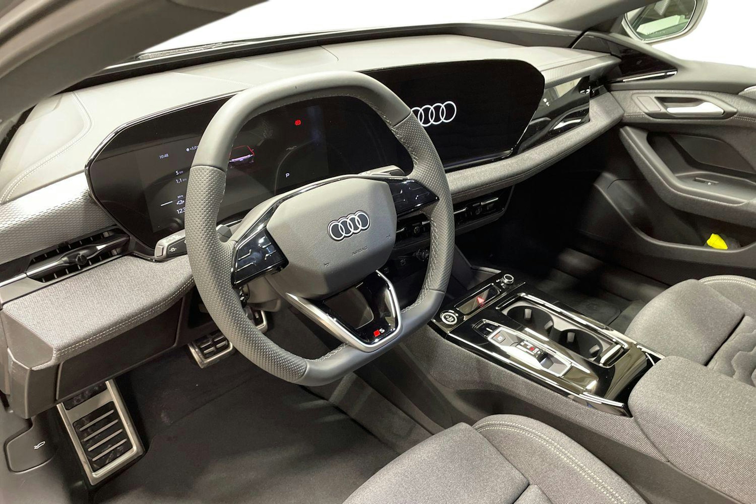 harmaa Audi A6 e-tron 2025 kuva 6.