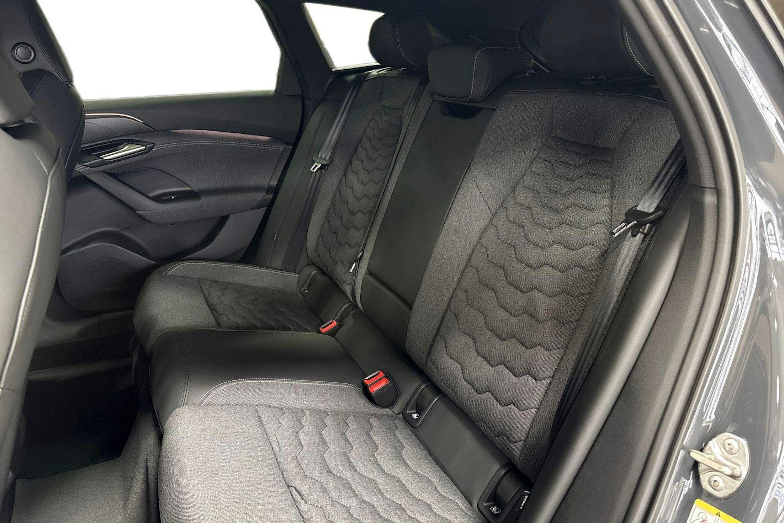 harmaa Audi A6 e-tron 2026 kuva 8.