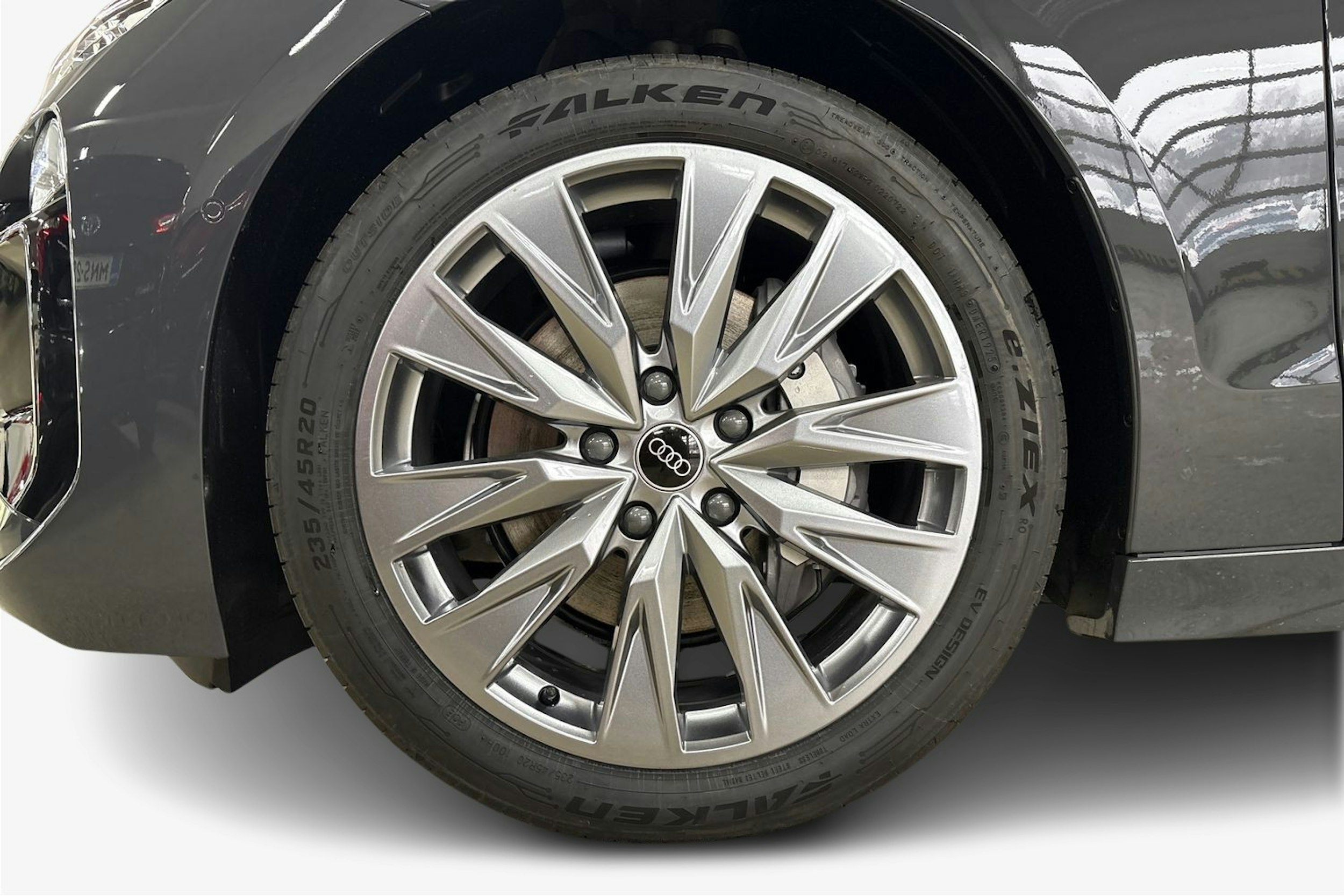 harmaa Audi A6 e-tron 2026 kuva 9.