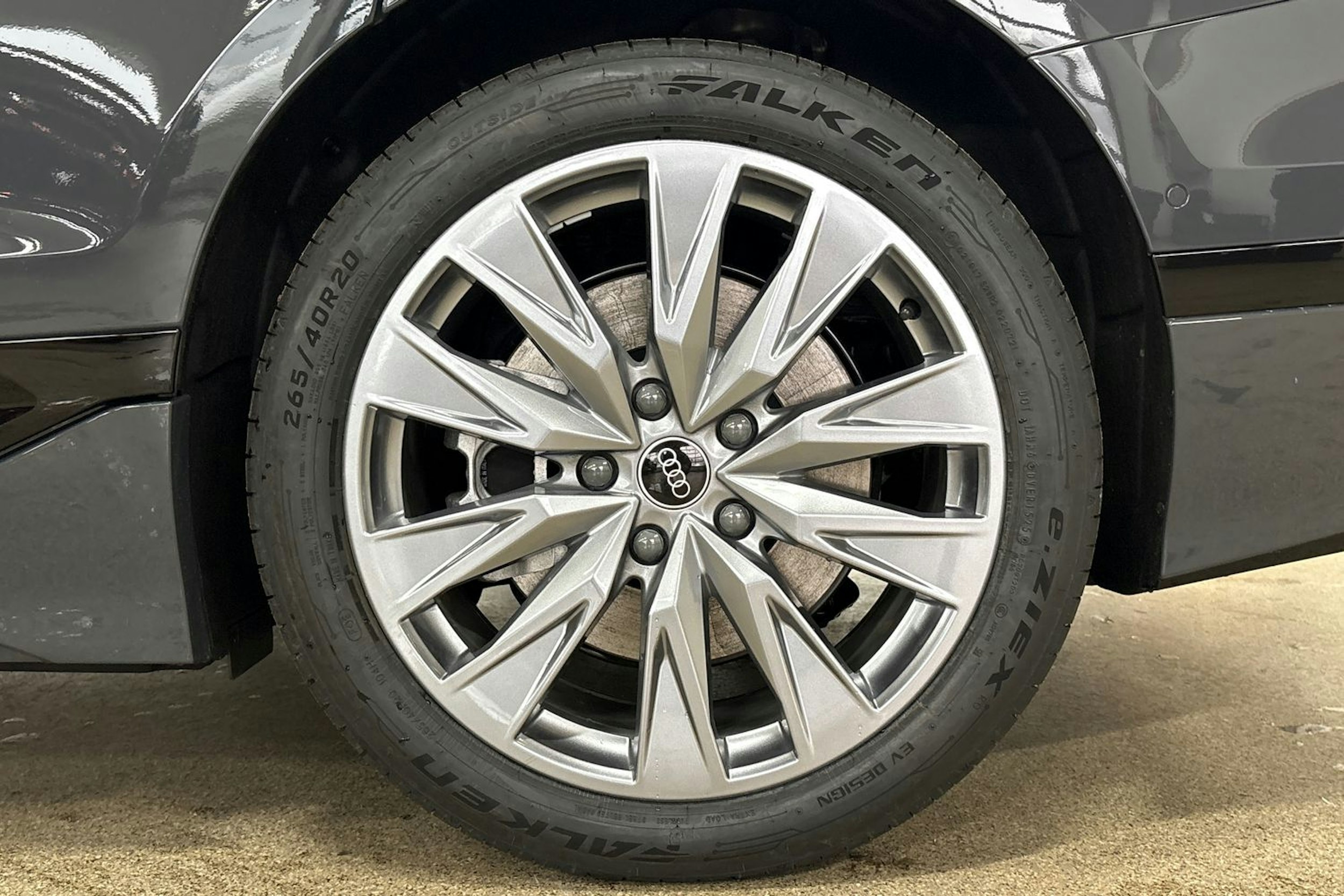 harmaa Audi A6 e-tron 2026 kuva 10.