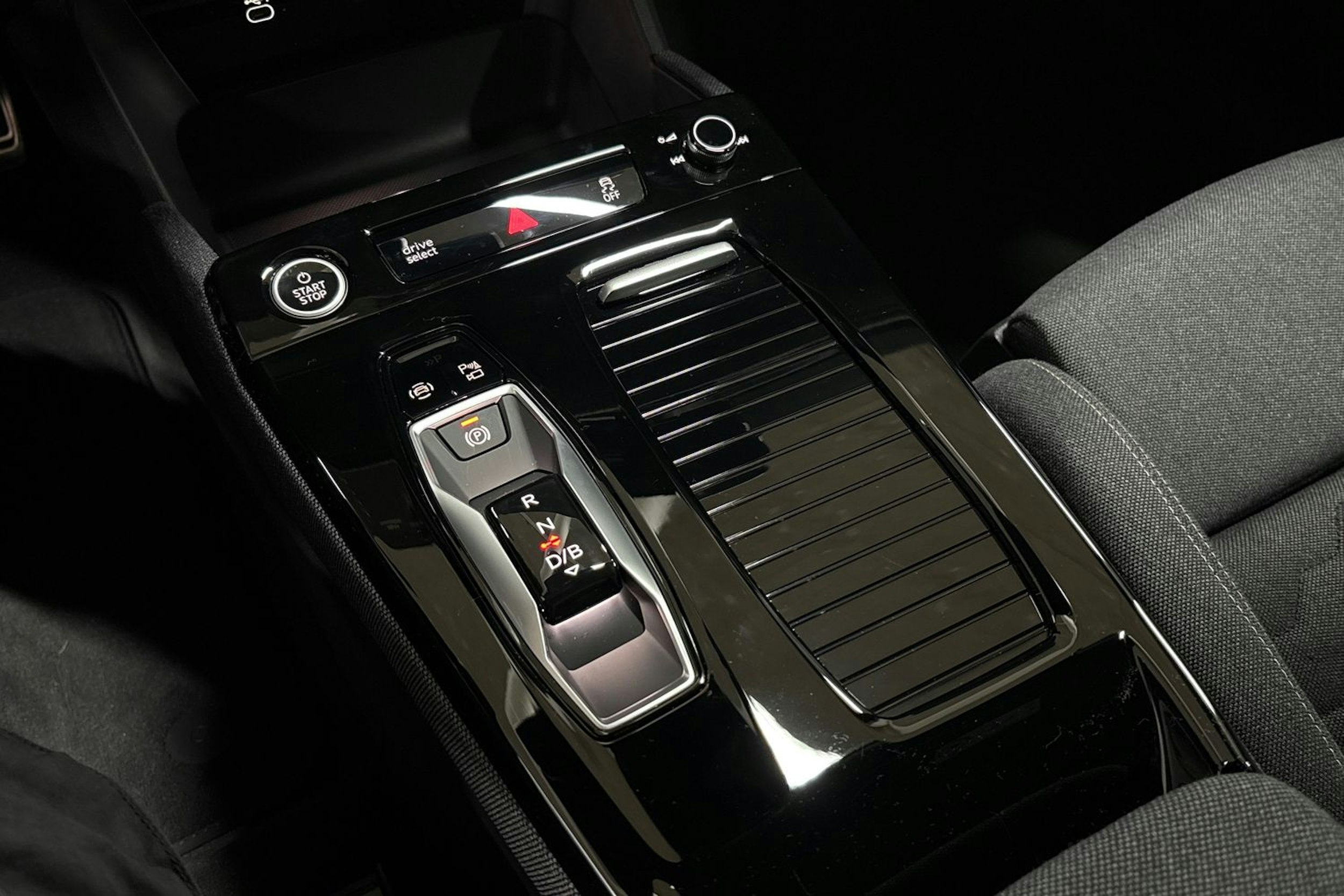 harmaa Audi A6 e-tron 2026 kuva 19.