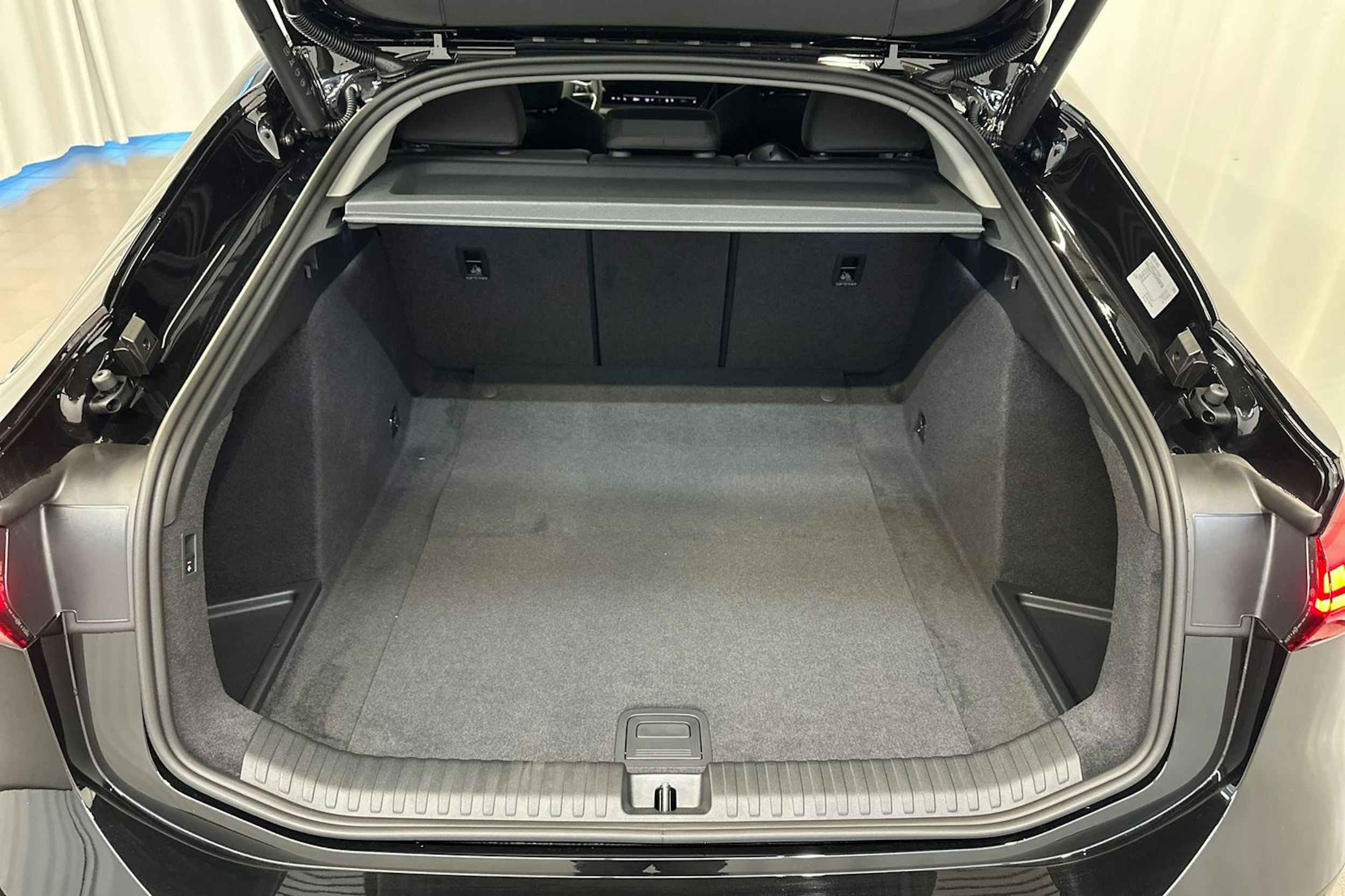 mythos musta Audi A6 e-tron 2026 kuva 5.