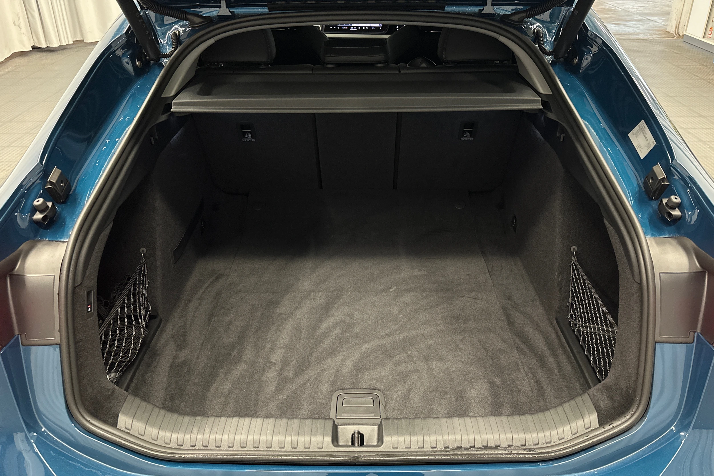 sininen Audi A6 e-tron 2025 kuva 11.