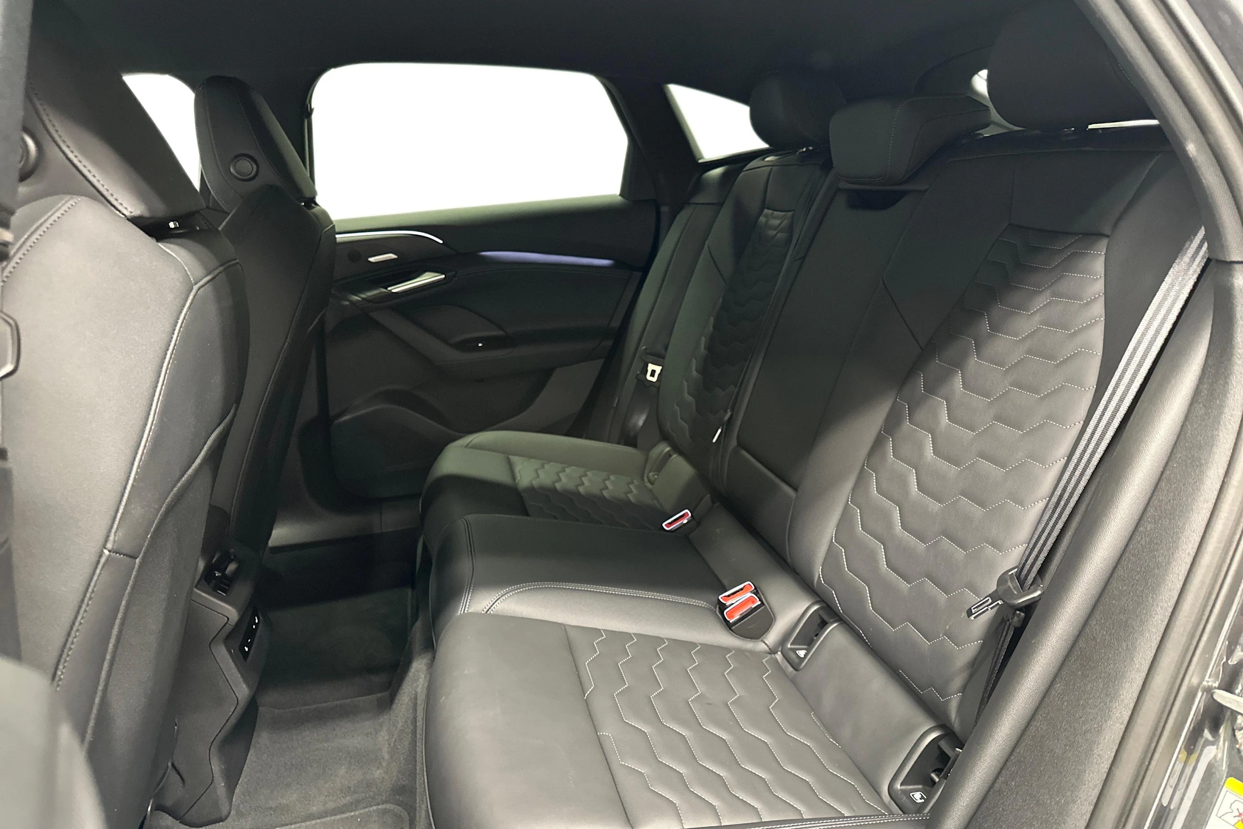 harmaa Audi A6 e-tron 2025 kuva 8.