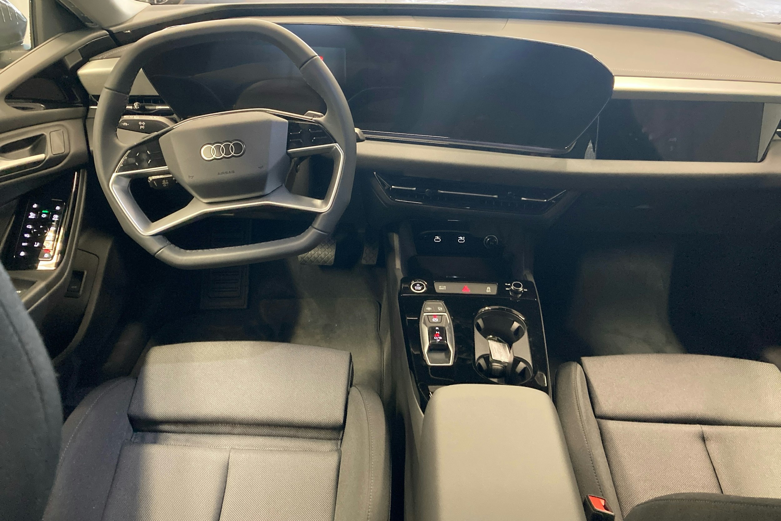 Harmaa Audi A6 e-tron 2025 kuva 7.