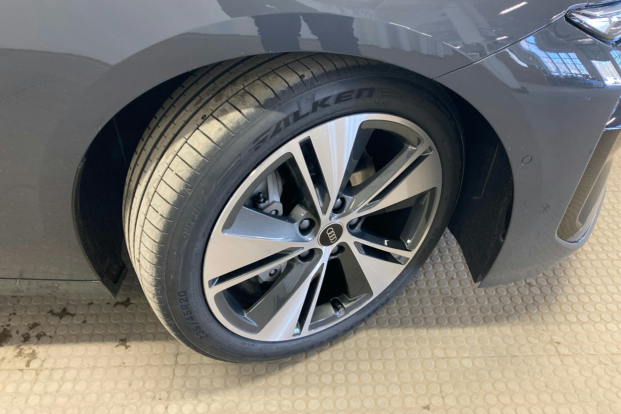 Harmaa Audi A6 e-tron 2025 kuva 10.