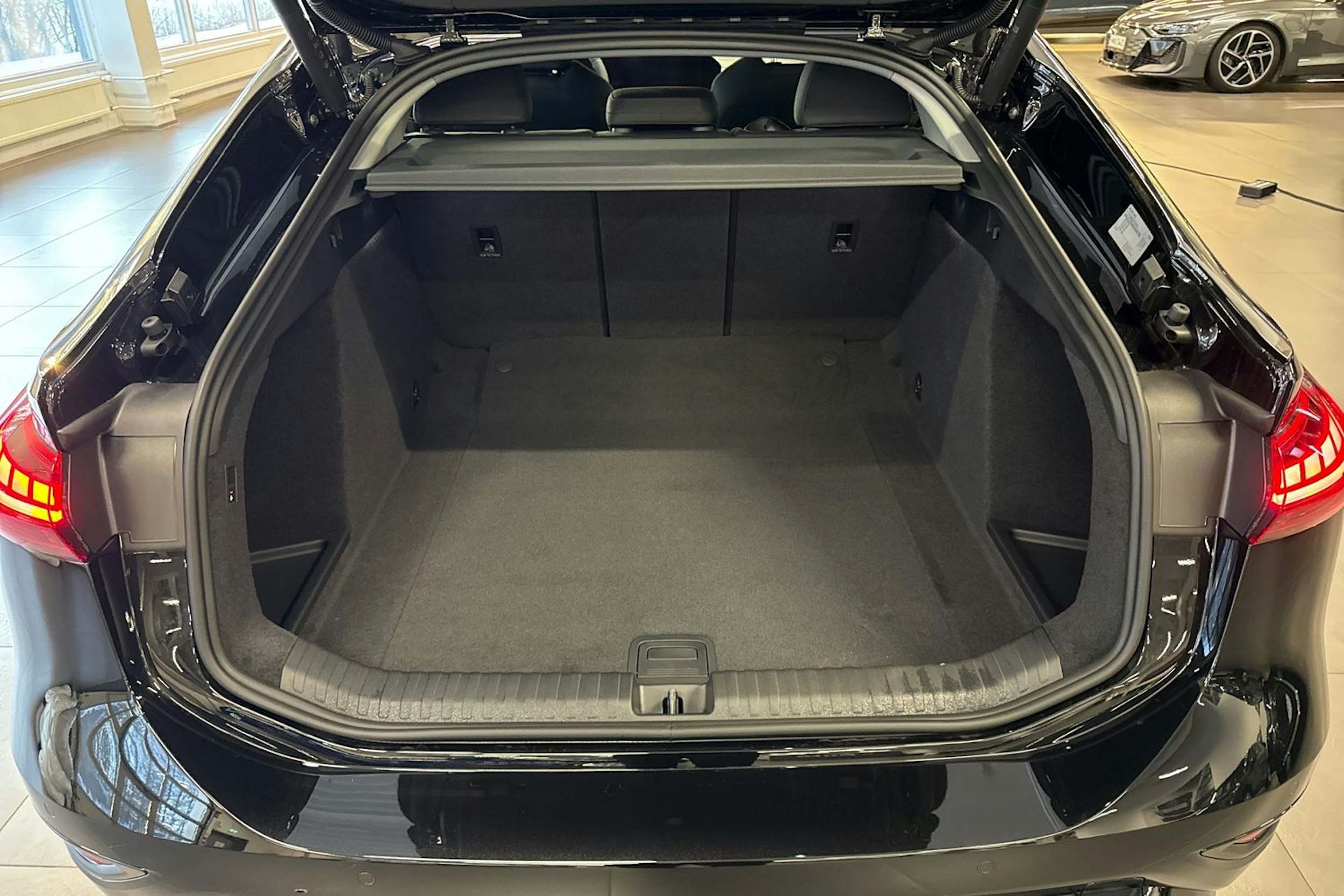 met. musta Audi A6 e-tron 2025 kuva 11.