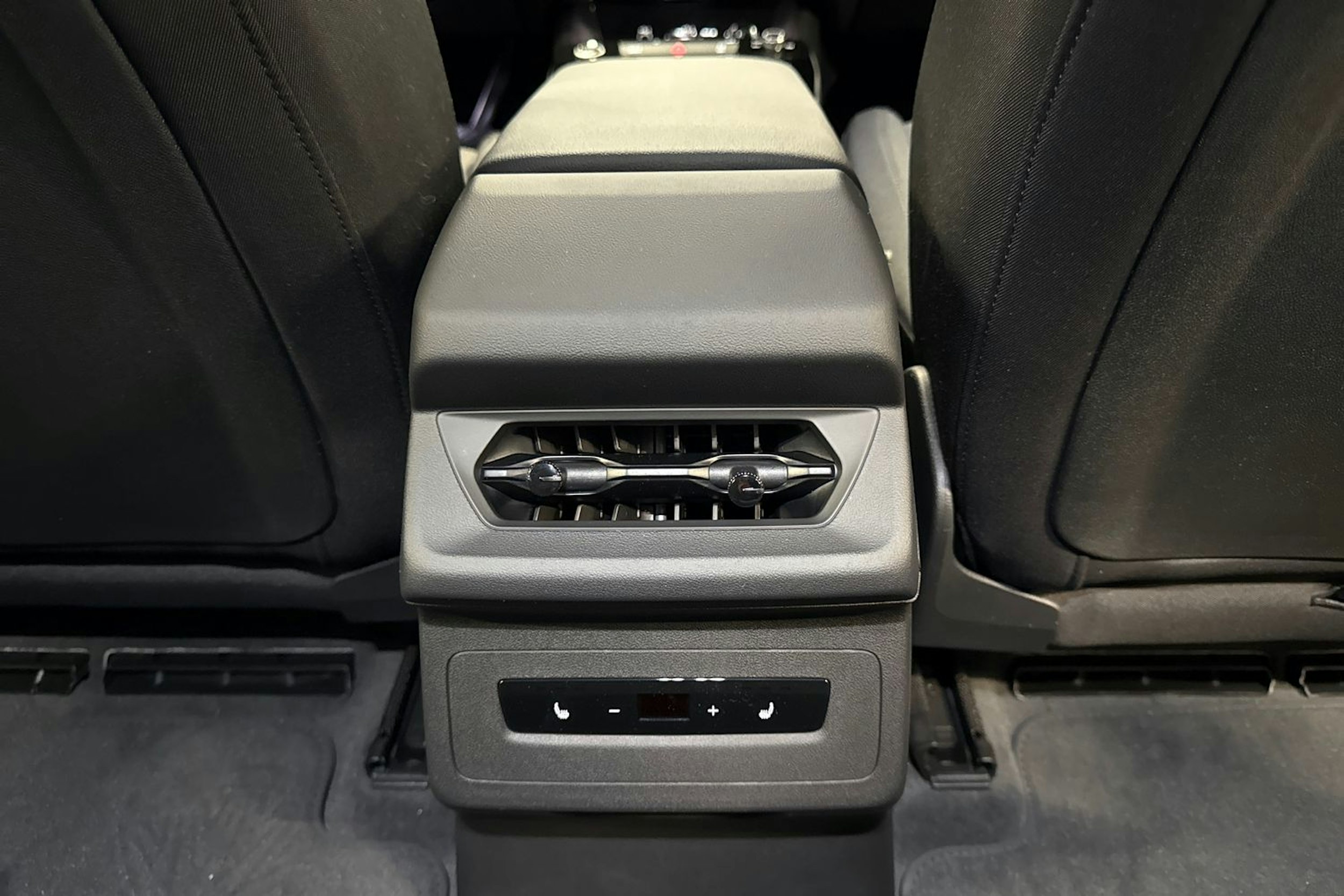 met. musta Audi A6 e-tron 2025 kuva 15.