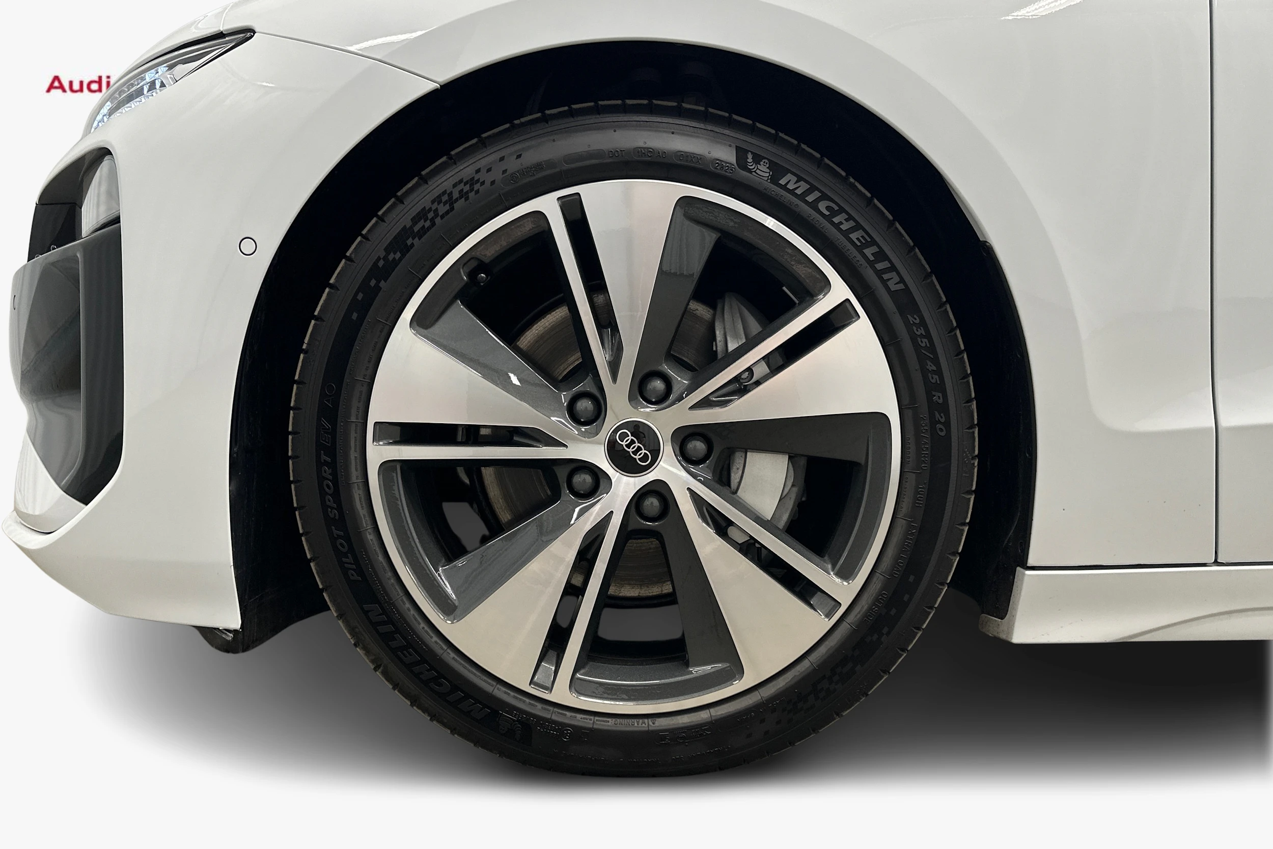 valkoinen Audi A6 e-tron 2025 kuva 9.