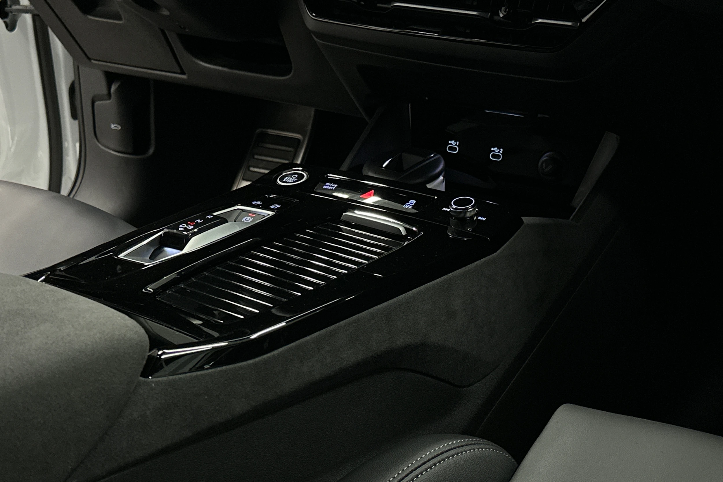 valkoinen Audi A6 e-tron 2025 kuva 25.