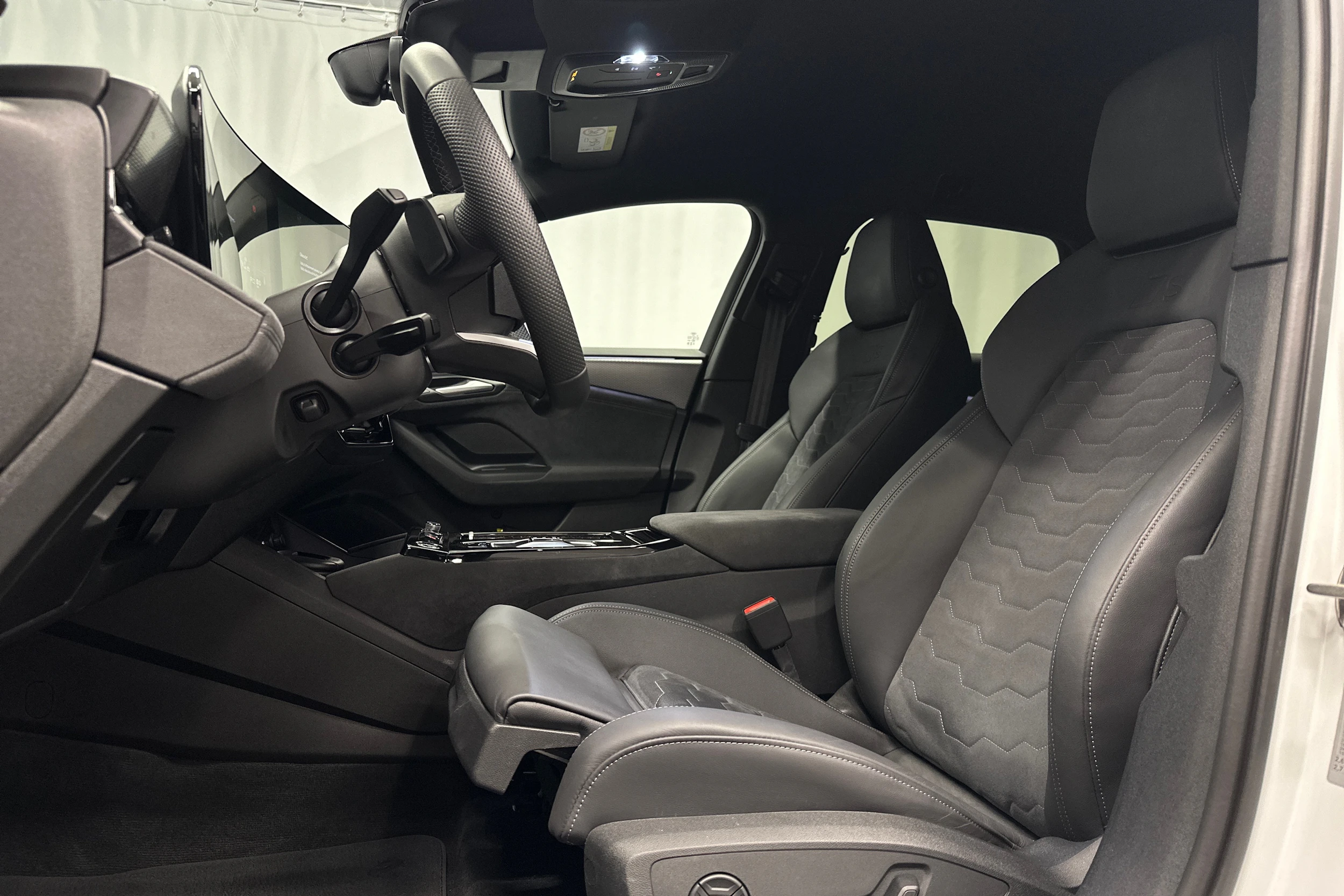 valkoinen Audi A6 e-tron 2025 kuva 26.