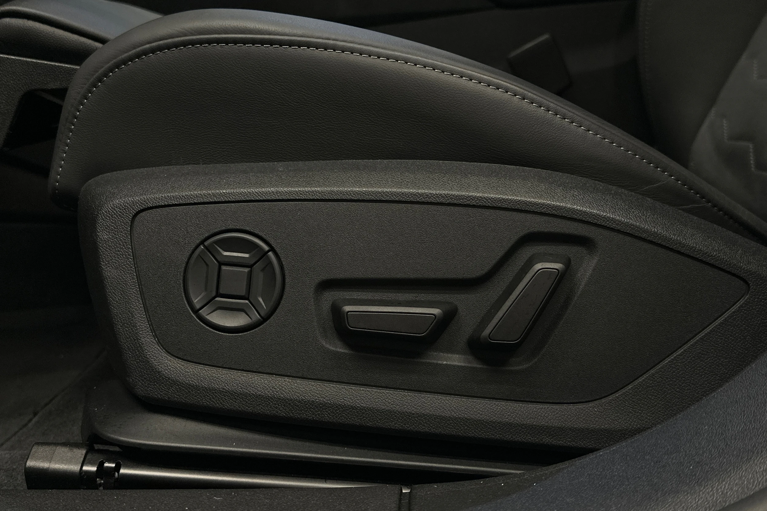 valkoinen Audi A6 e-tron 2025 kuva 27.