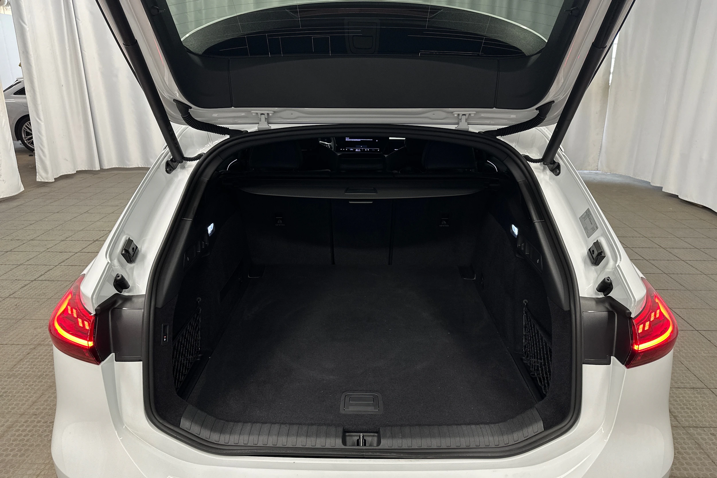 valkoinen Audi A6 e-tron 2025 kuva 28.