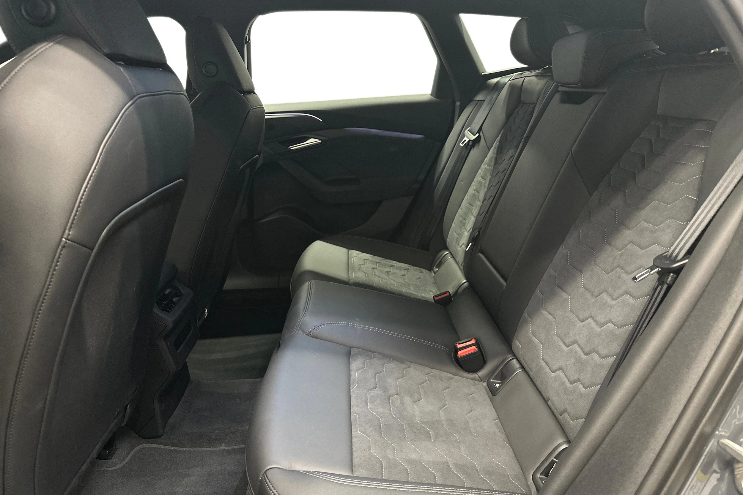 harmaa Audi A6 e-tron 2025 kuva 8.
