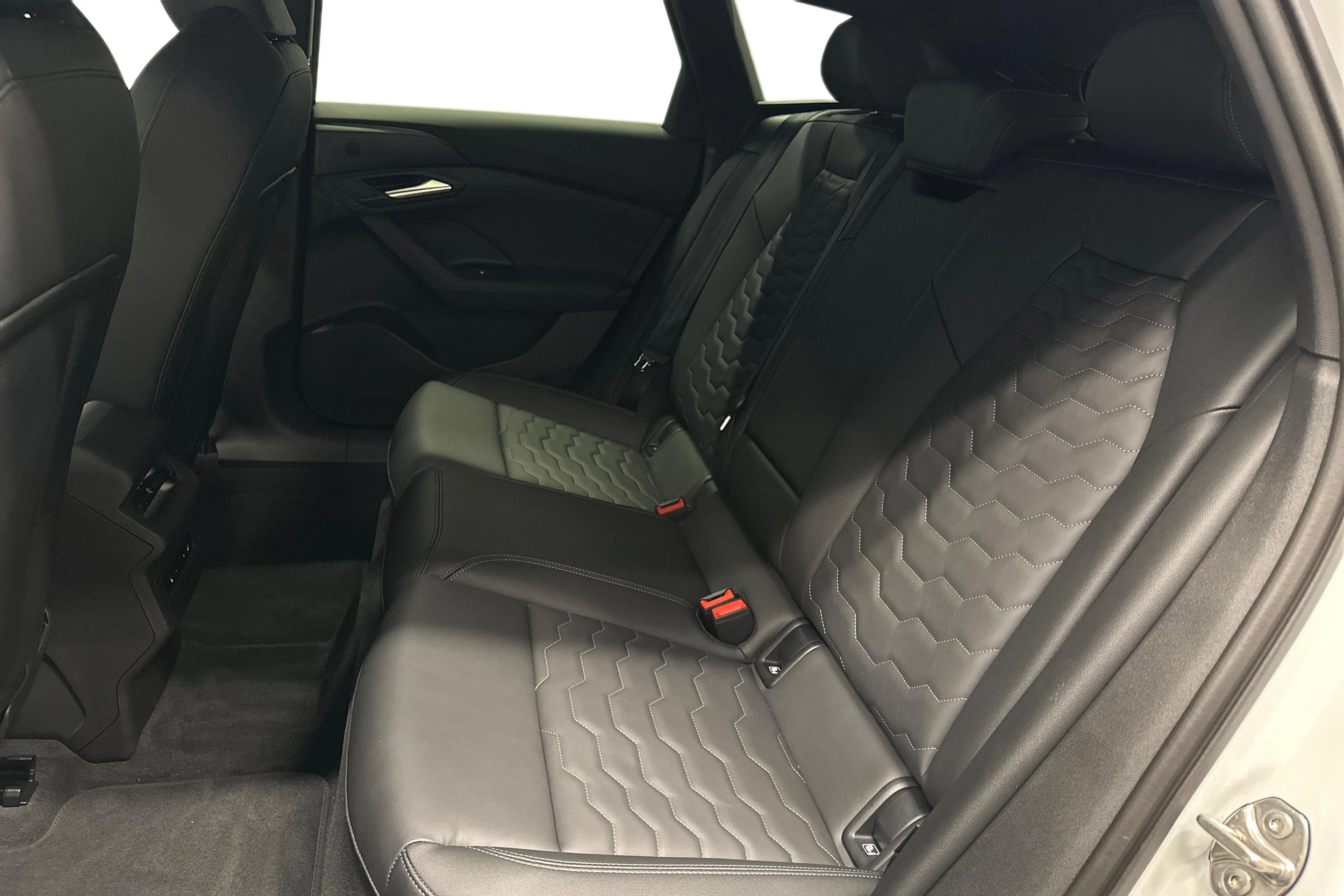 valkoinen Audi A6 e-tron 2025 kuva 8.
