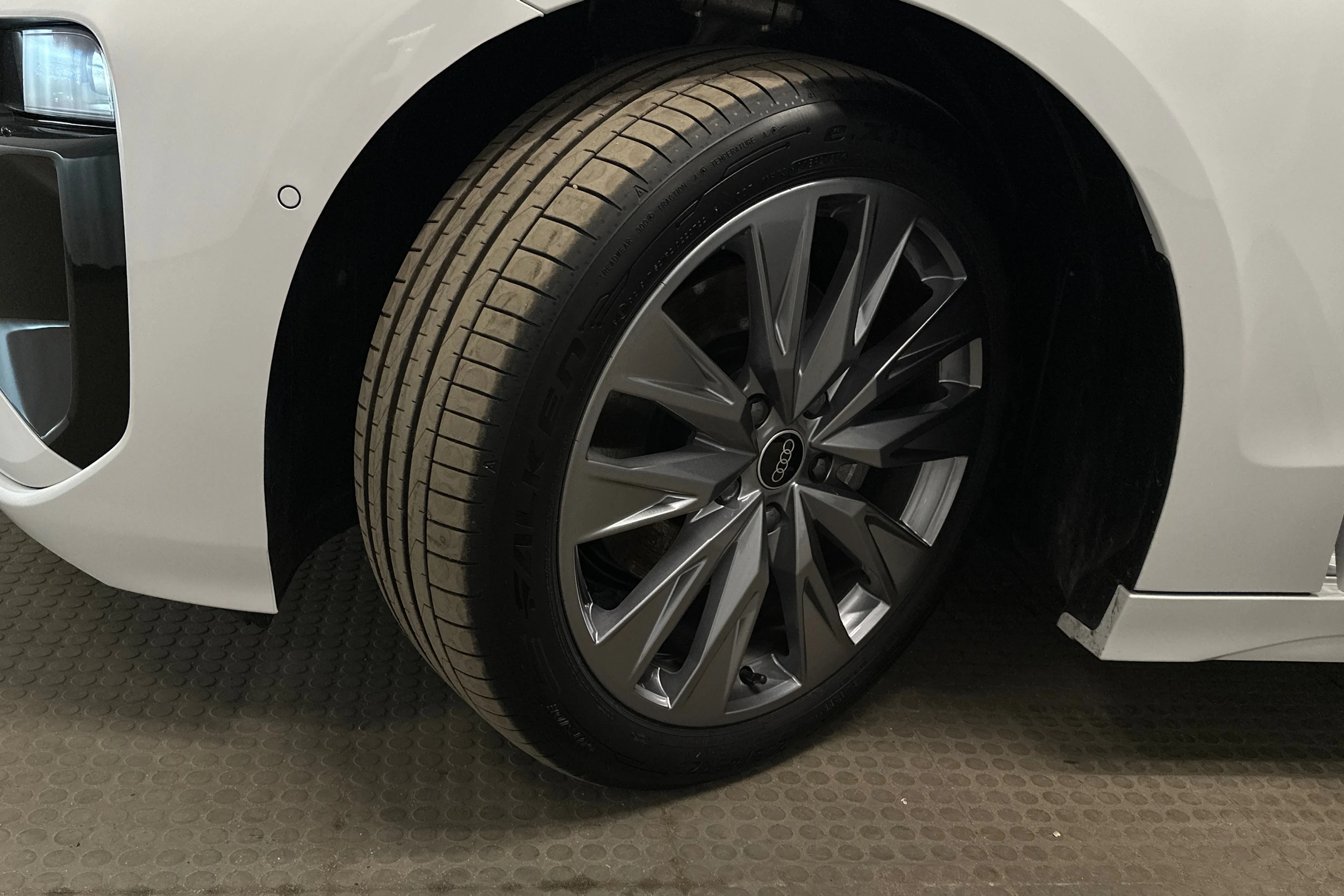valkoinen Audi A6 e-tron 2025 kuva 10.