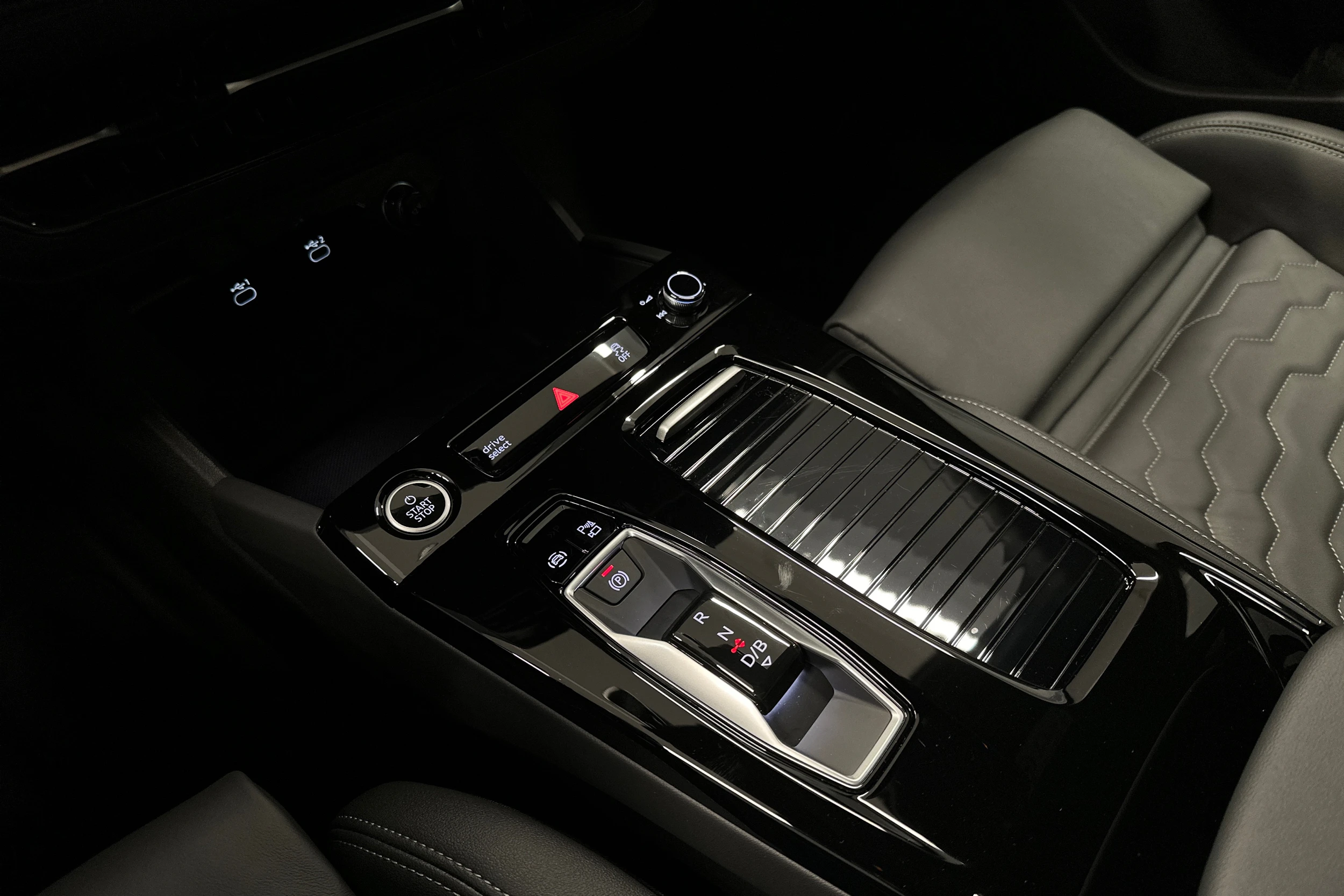 valkoinen Audi A6 e-tron 2025 kuva 32.