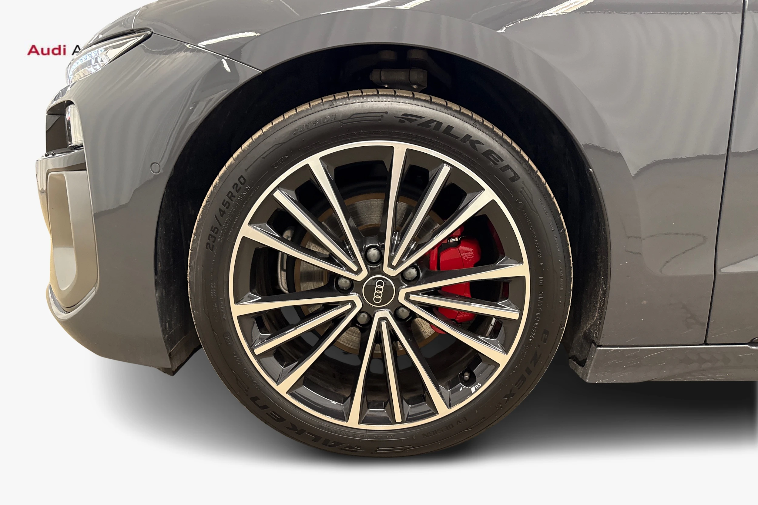 harmaa Audi A6 e-tron 2025 kuva 9.