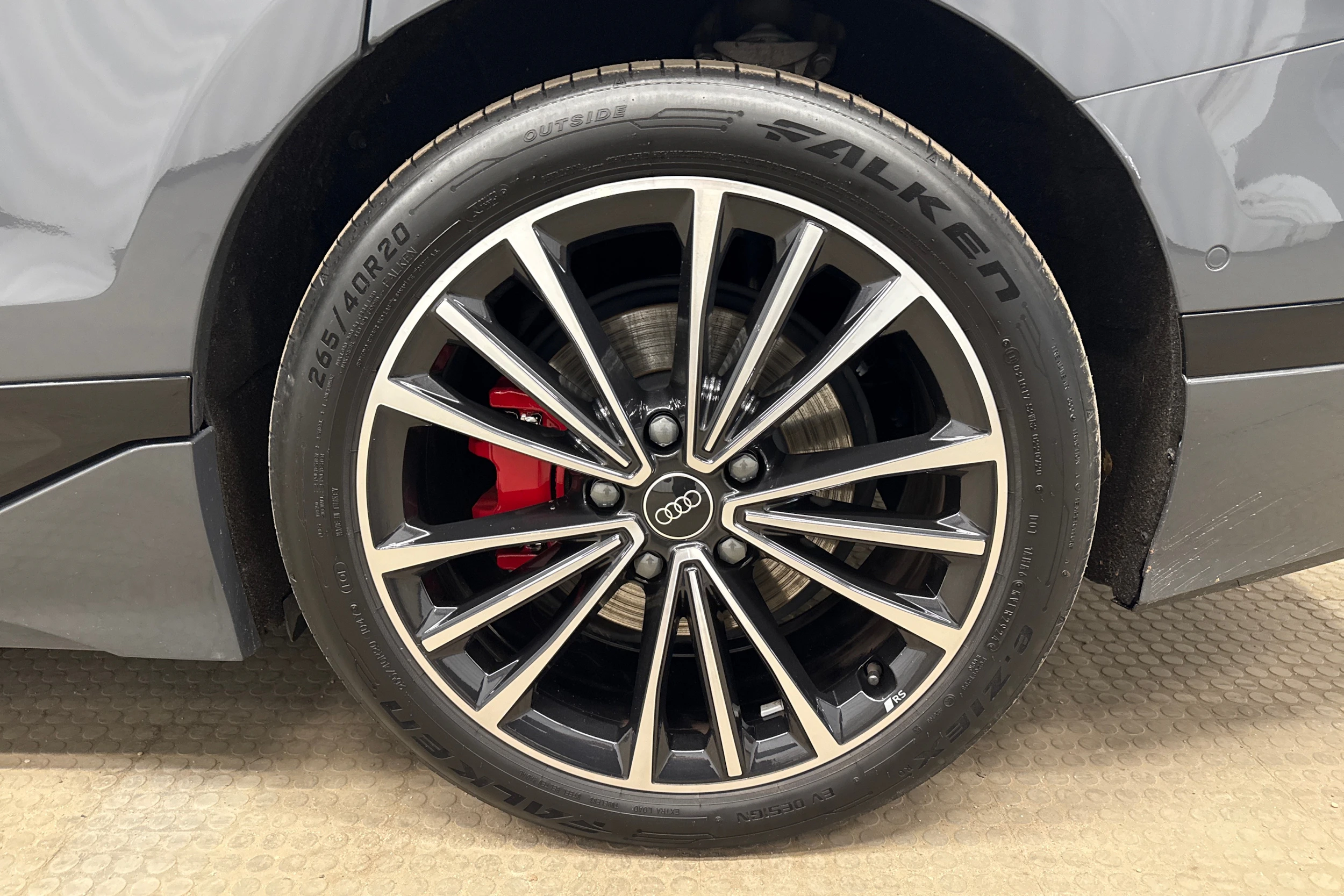 harmaa Audi A6 e-tron 2025 kuva 10.