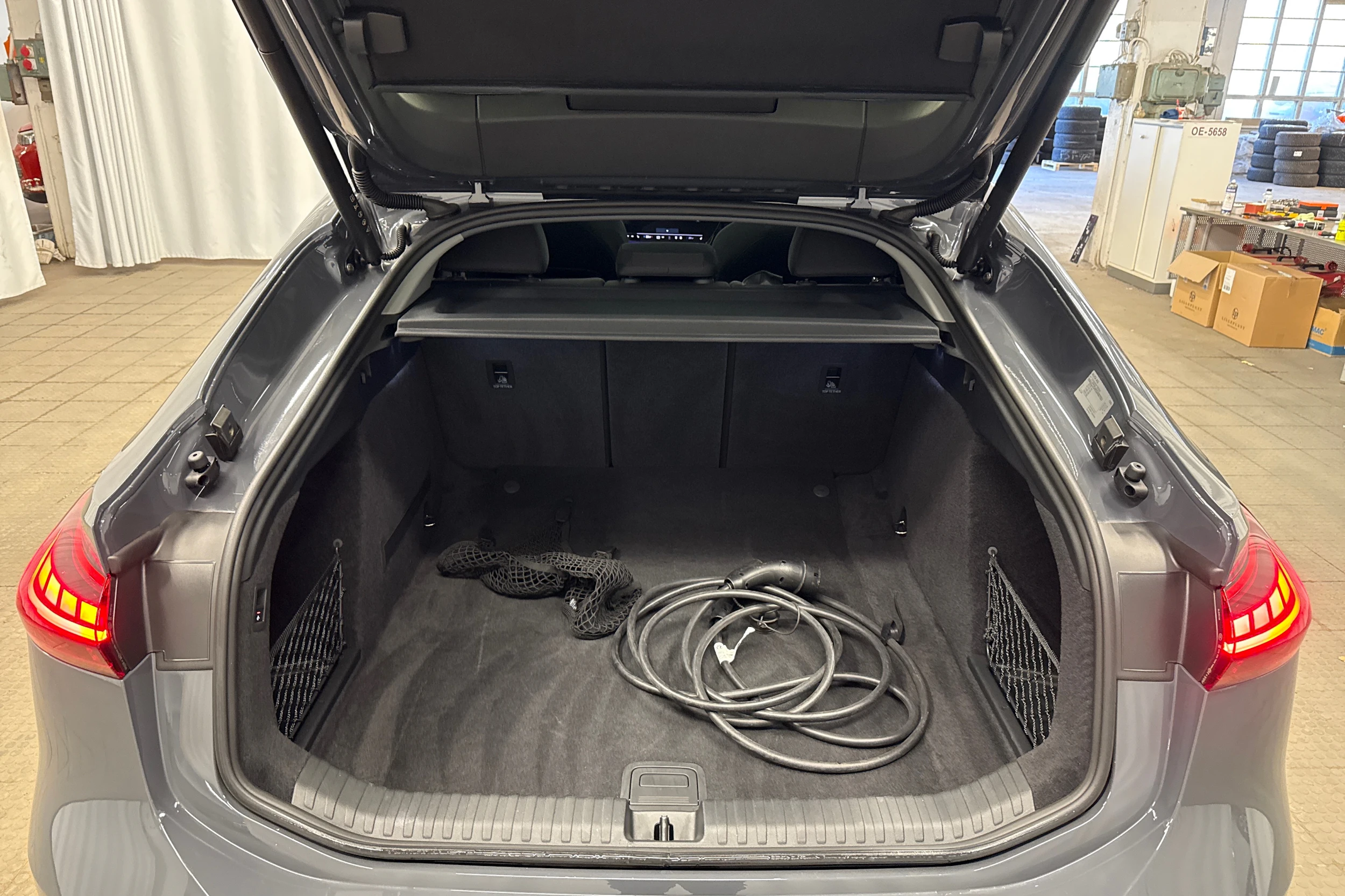harmaa Audi A6 e-tron 2025 kuva 32.