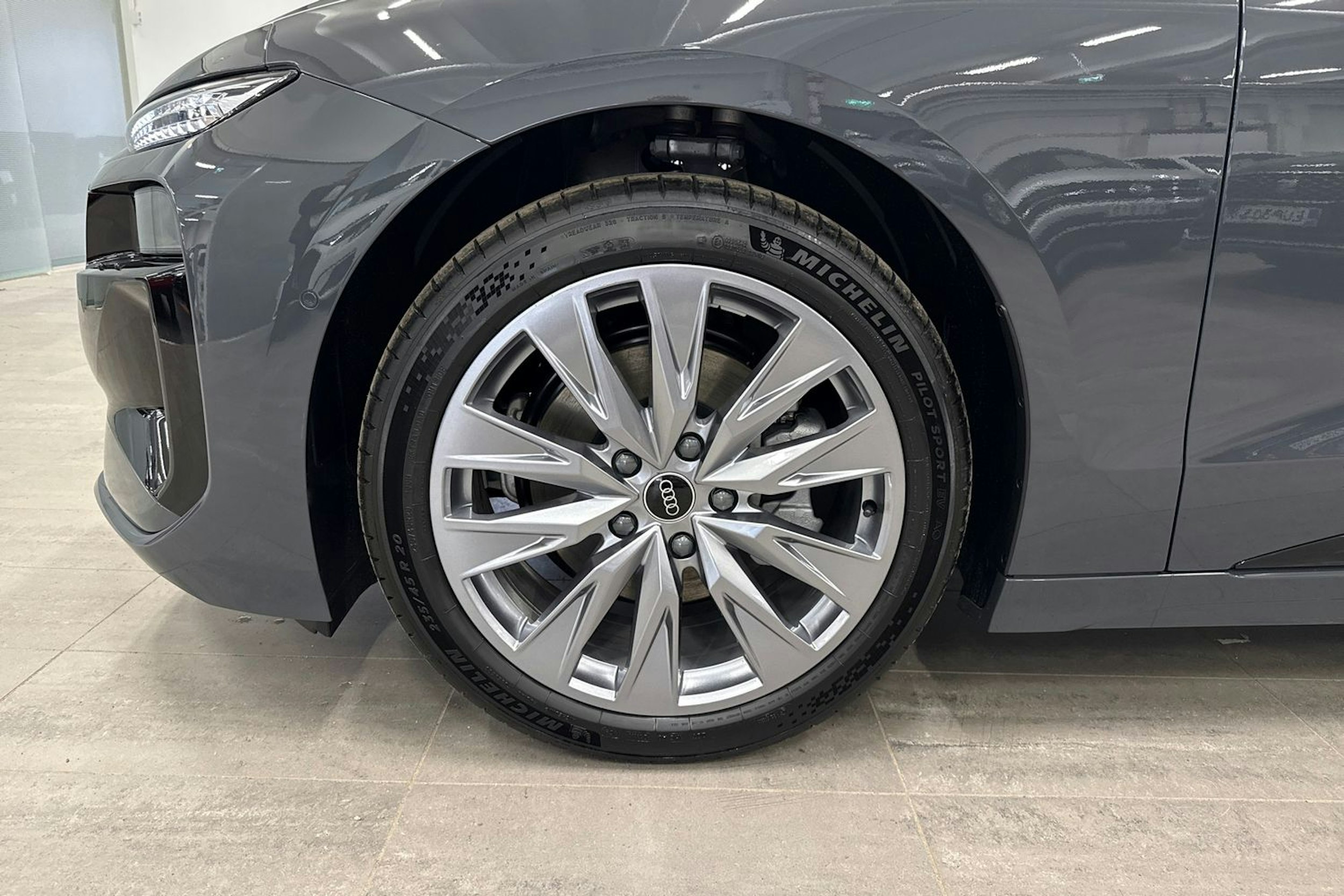 harmaa Audi A6 e-tron 2025 kuva 9.