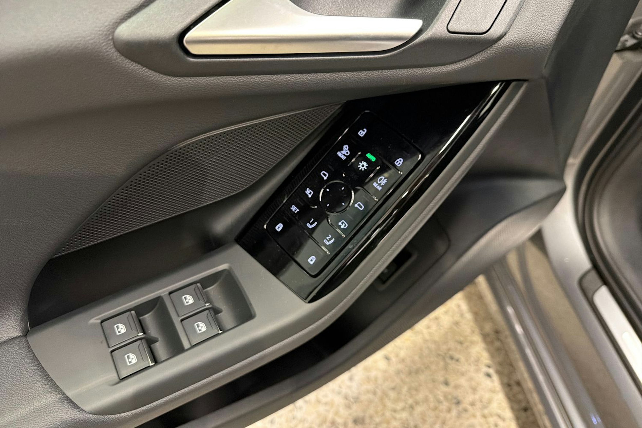 harmaa Audi A6 e-tron 2025 kuva 11.