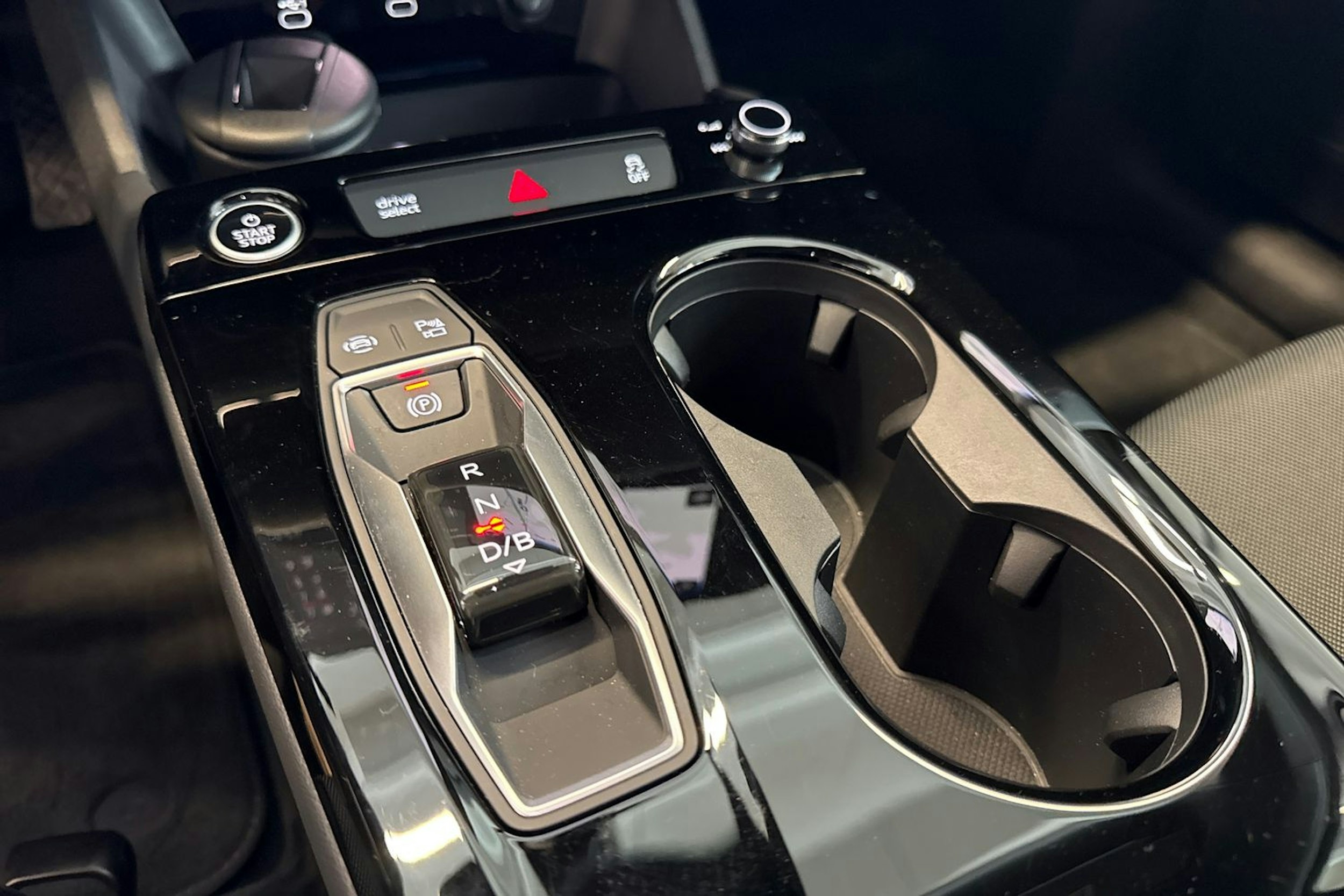 harmaa Audi A6 e-tron 2025 kuva 12.