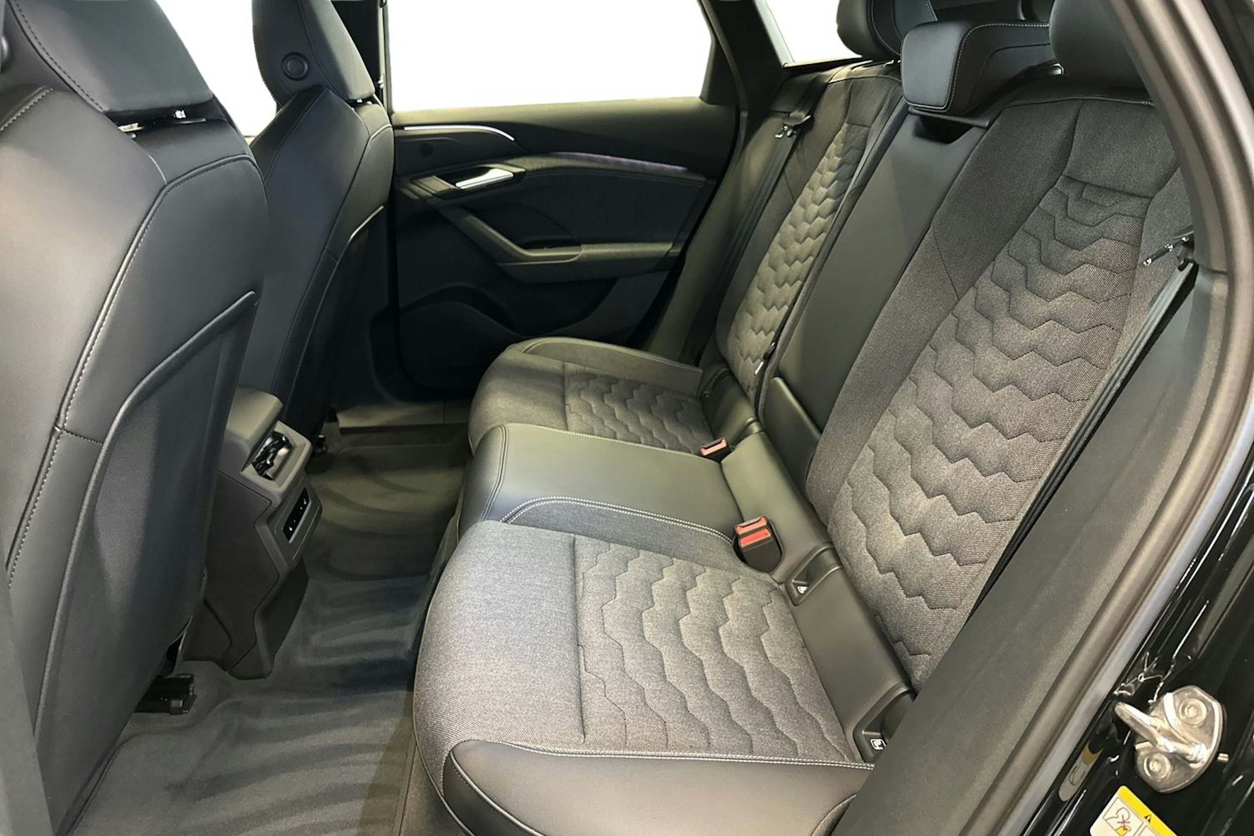musta Audi A6 e-tron 2025 kuva 8.