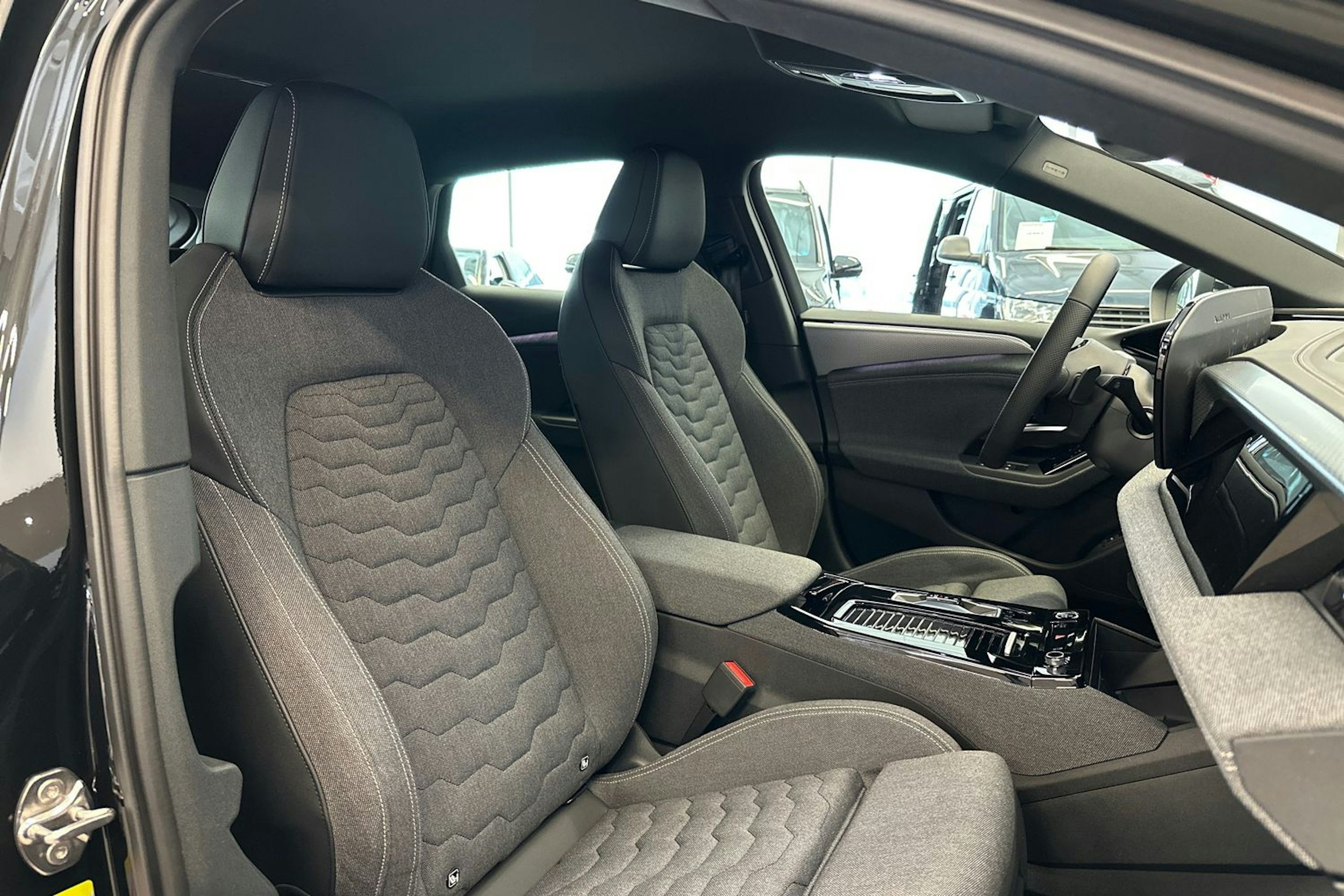 musta Audi A6 e-tron 2025 kuva 14.