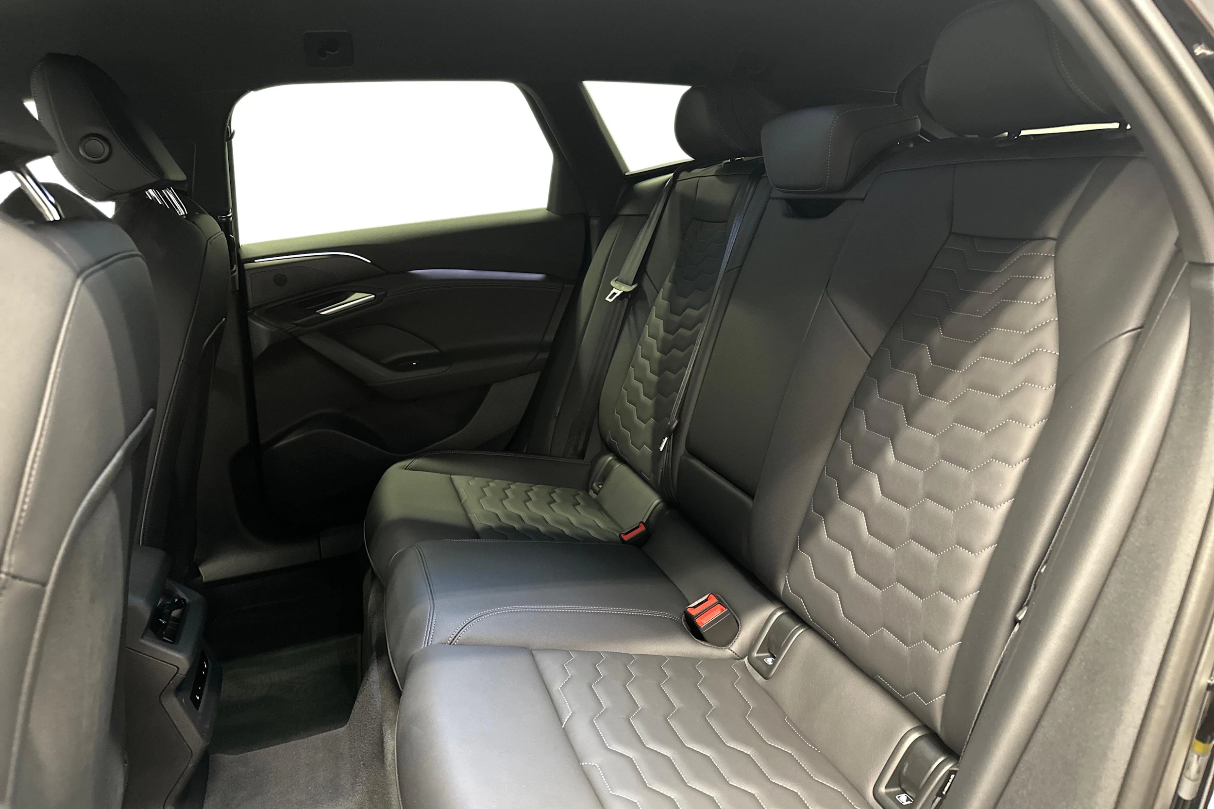 musta Audi A6 e-tron 2025 kuva 8.