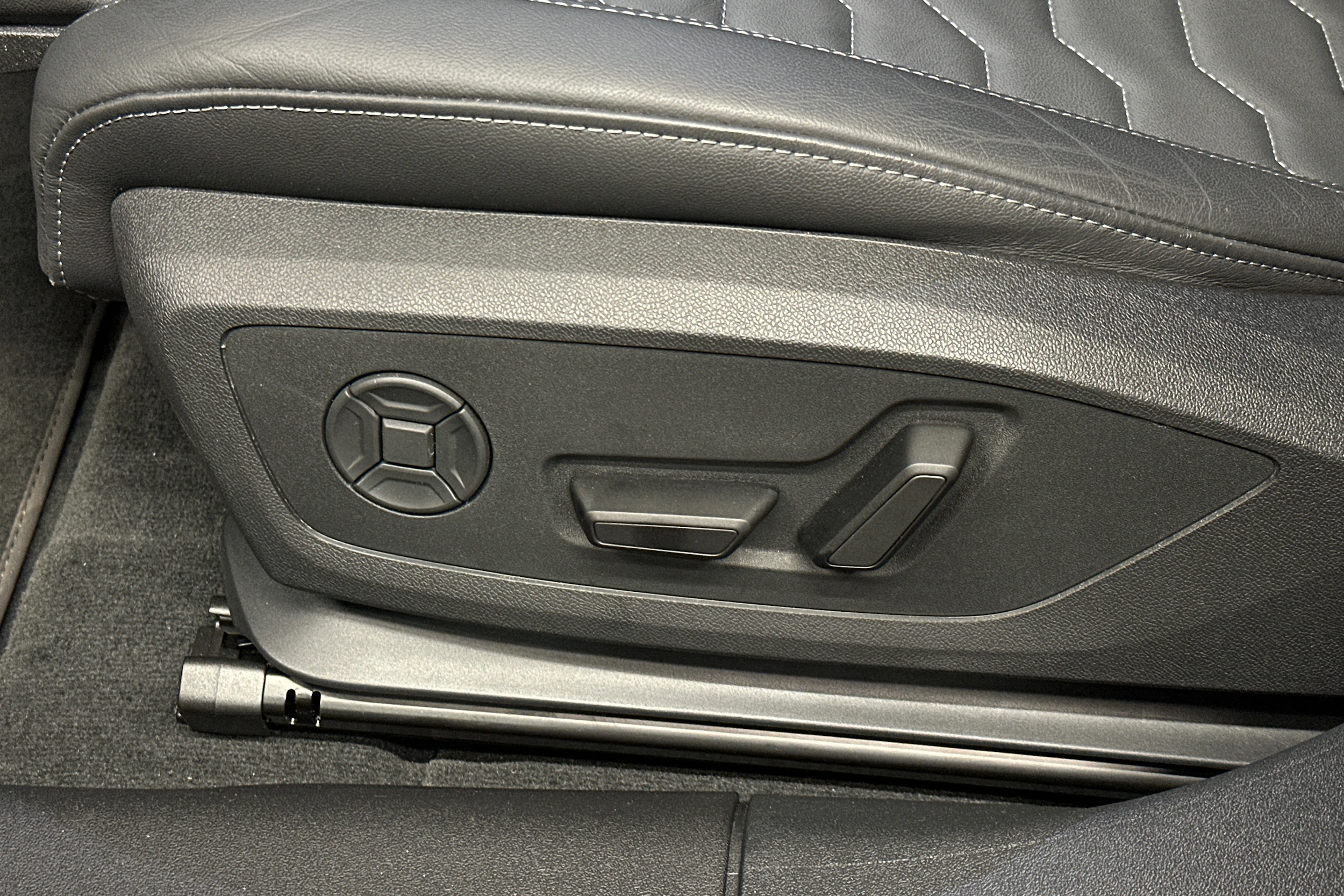 musta Audi A6 e-tron 2025 kuva 33.