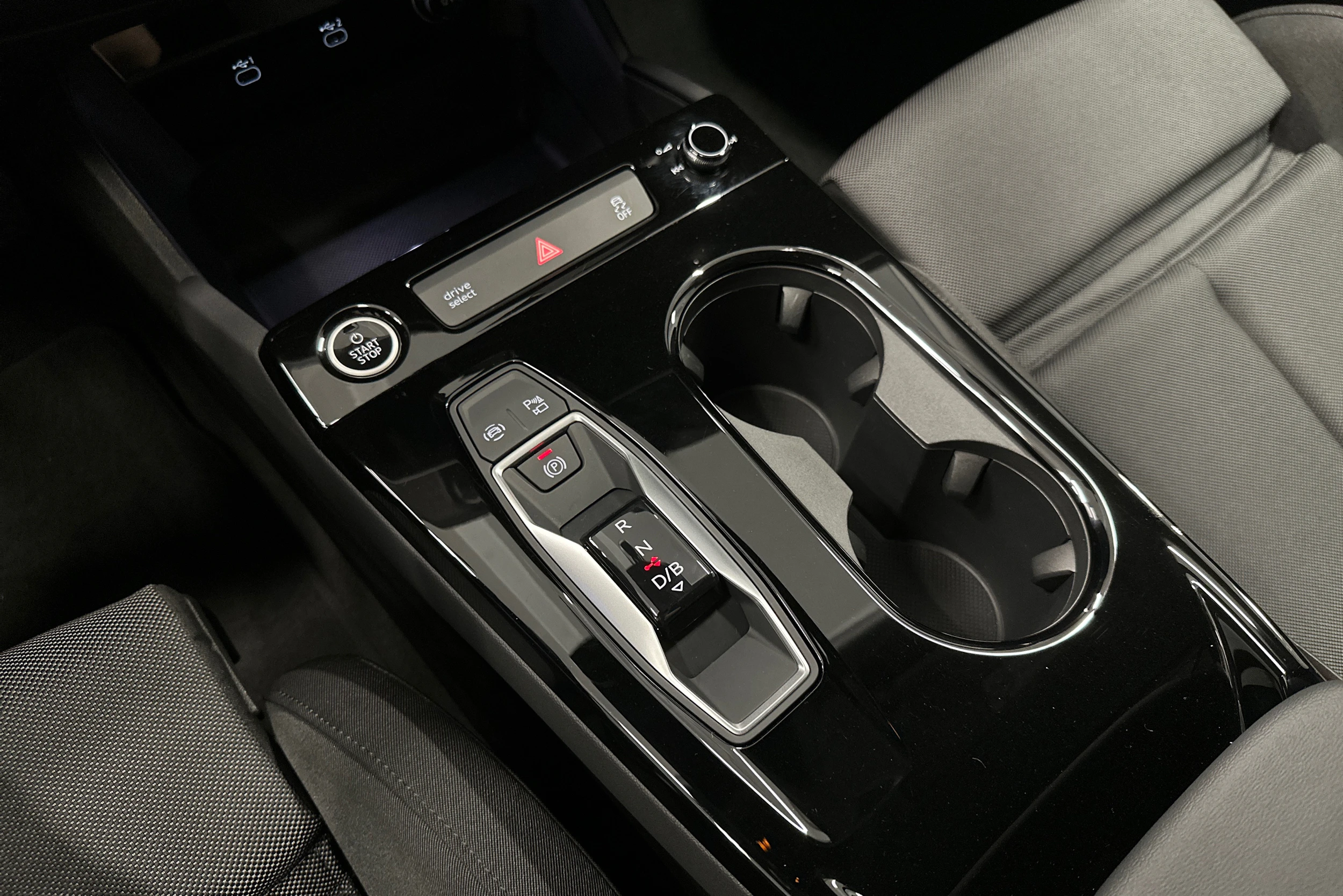 sininen Audi A6 e-tron 2025 kuva 34.