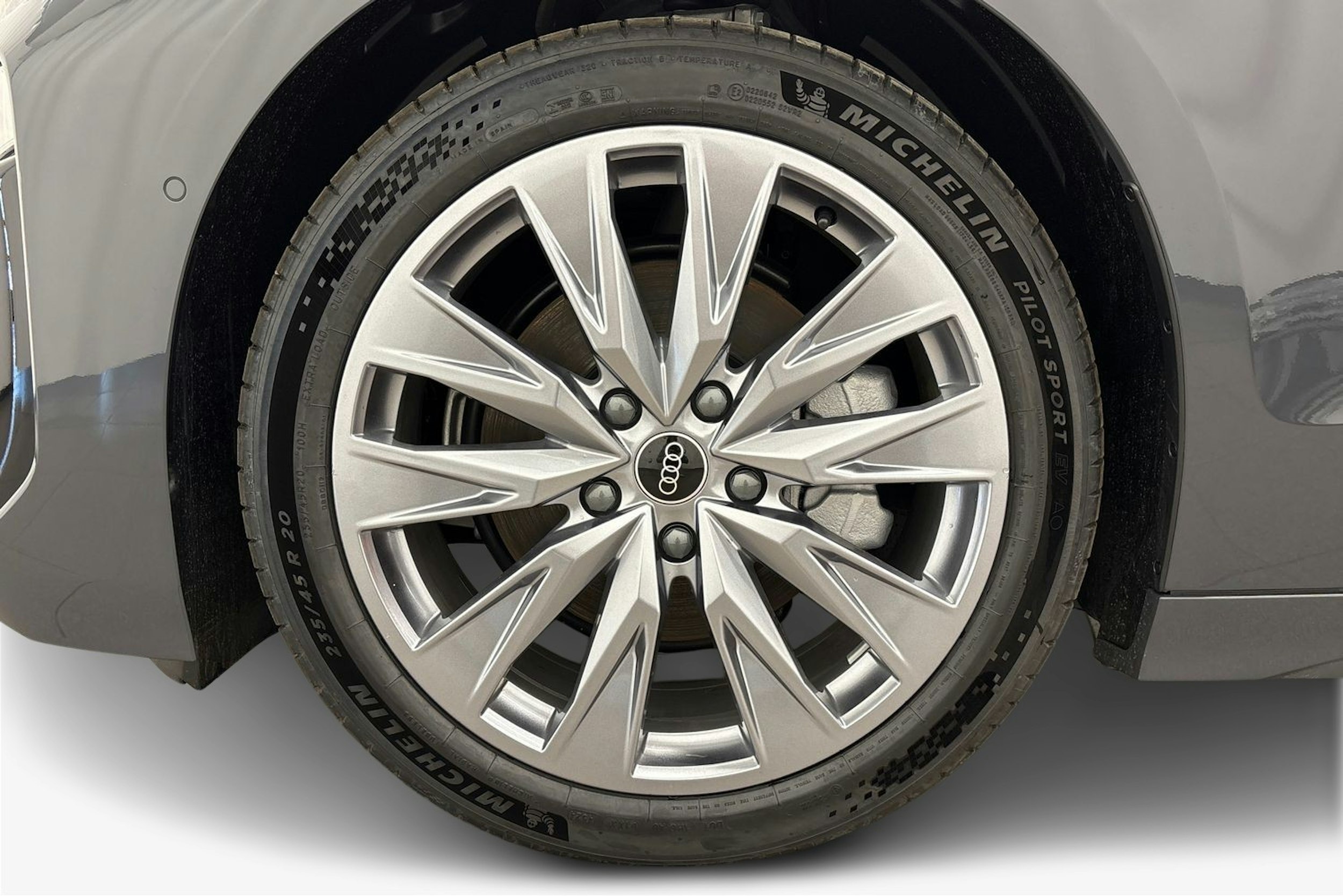 harmaa Audi A6 e-tron 2025 kuva 9.