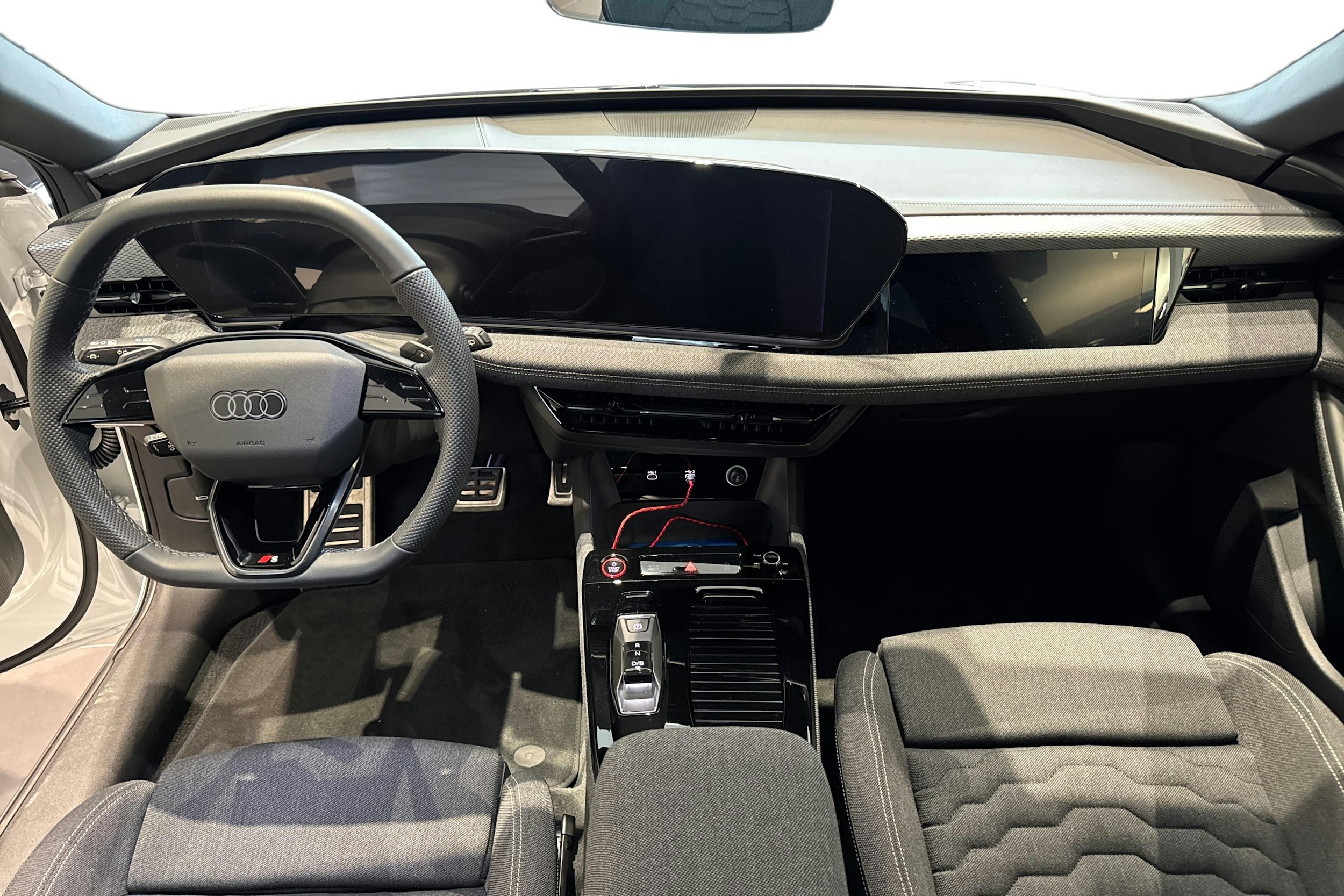 valkoinen Audi A6 e-tron 2025 kuva 13.