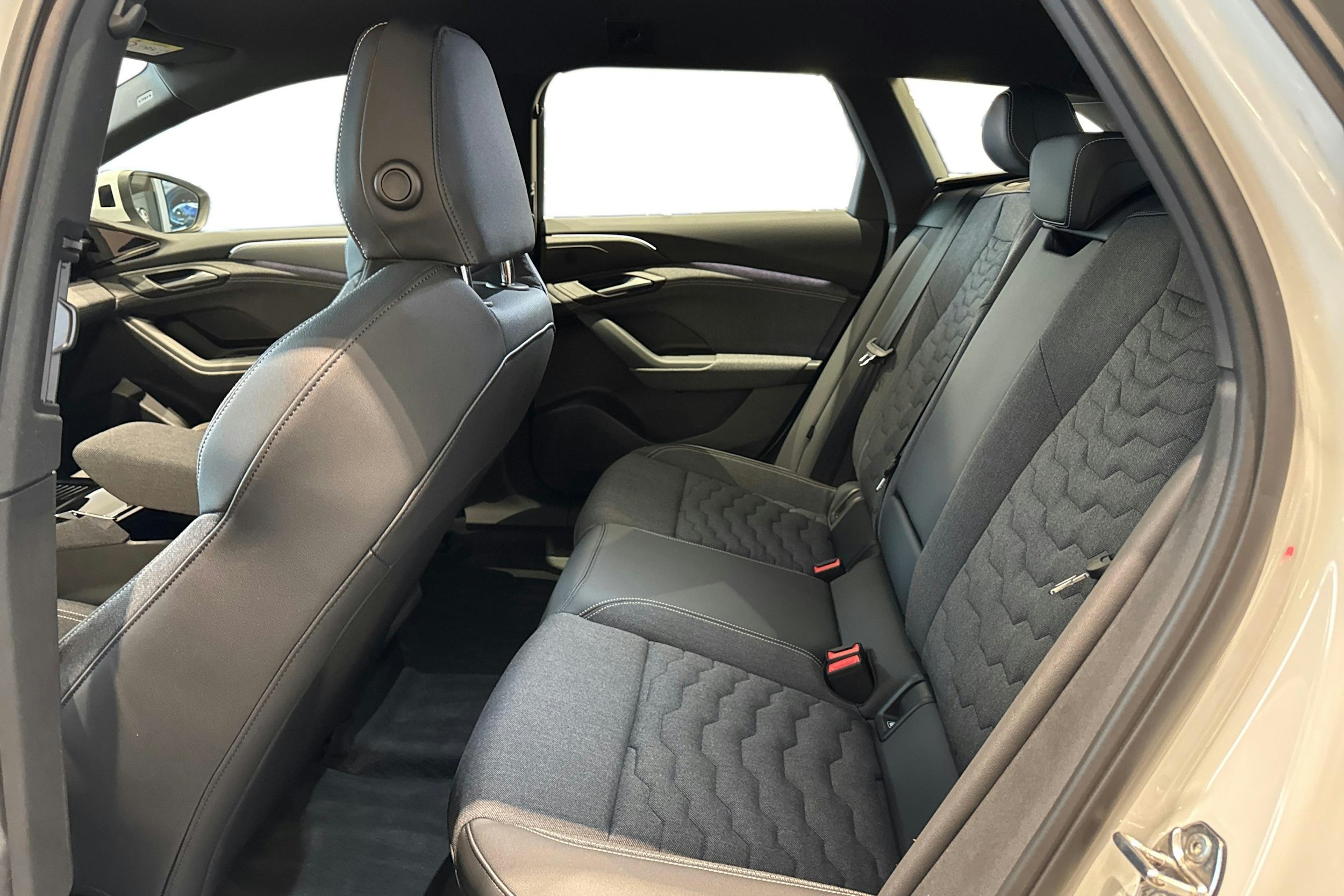 valkoinen Audi A6 e-tron 2025 kuva 16.