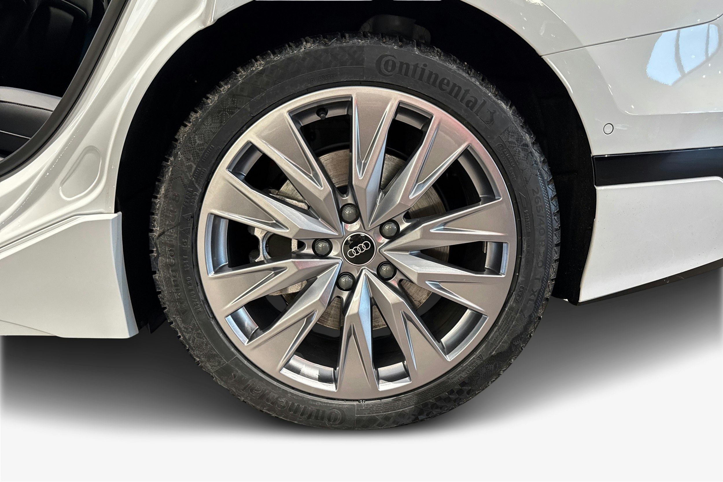 valkoinen Audi A6 e-tron 2025 kuva 17.