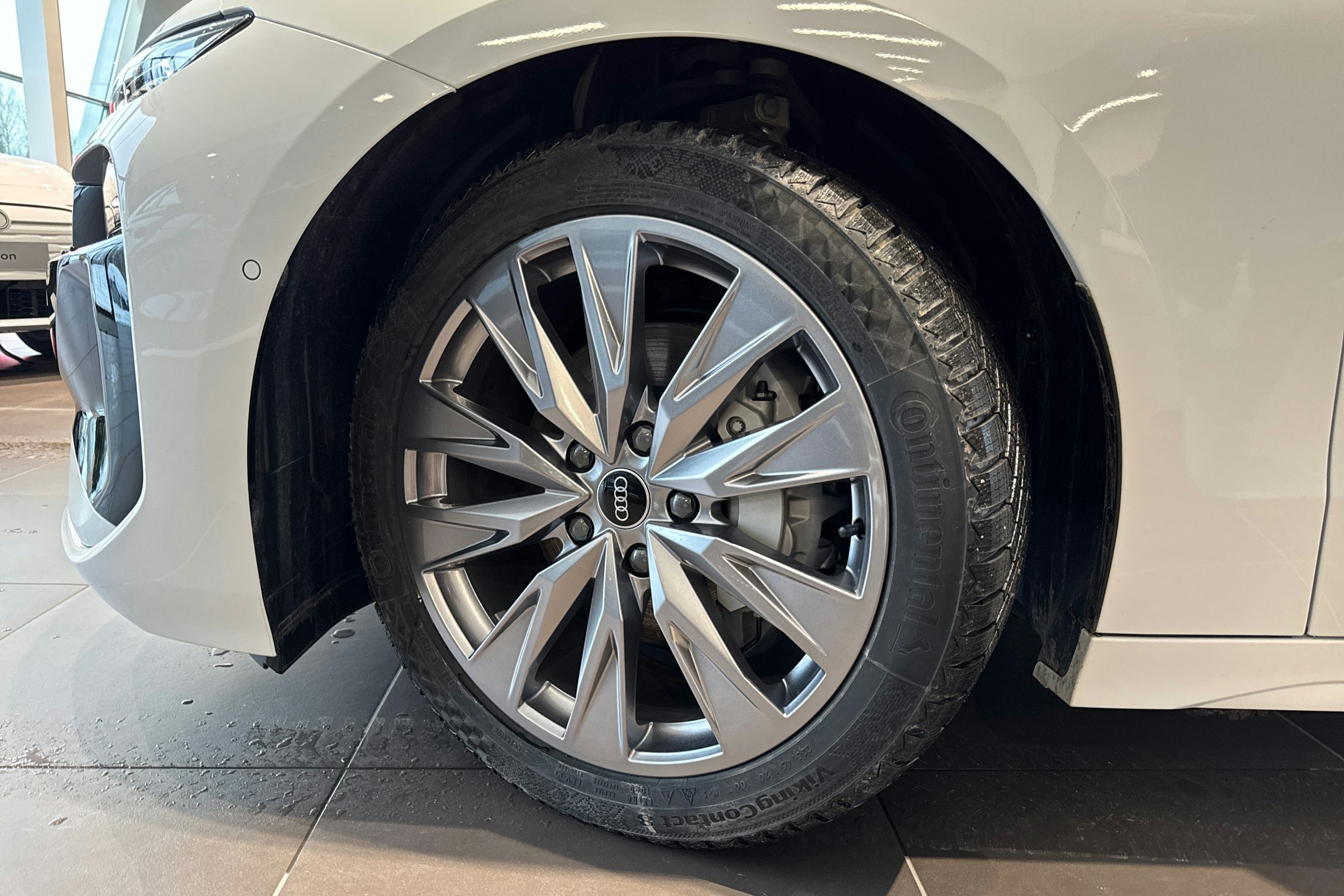 valkoinen Audi A6 e-tron 2025 kuva 19.