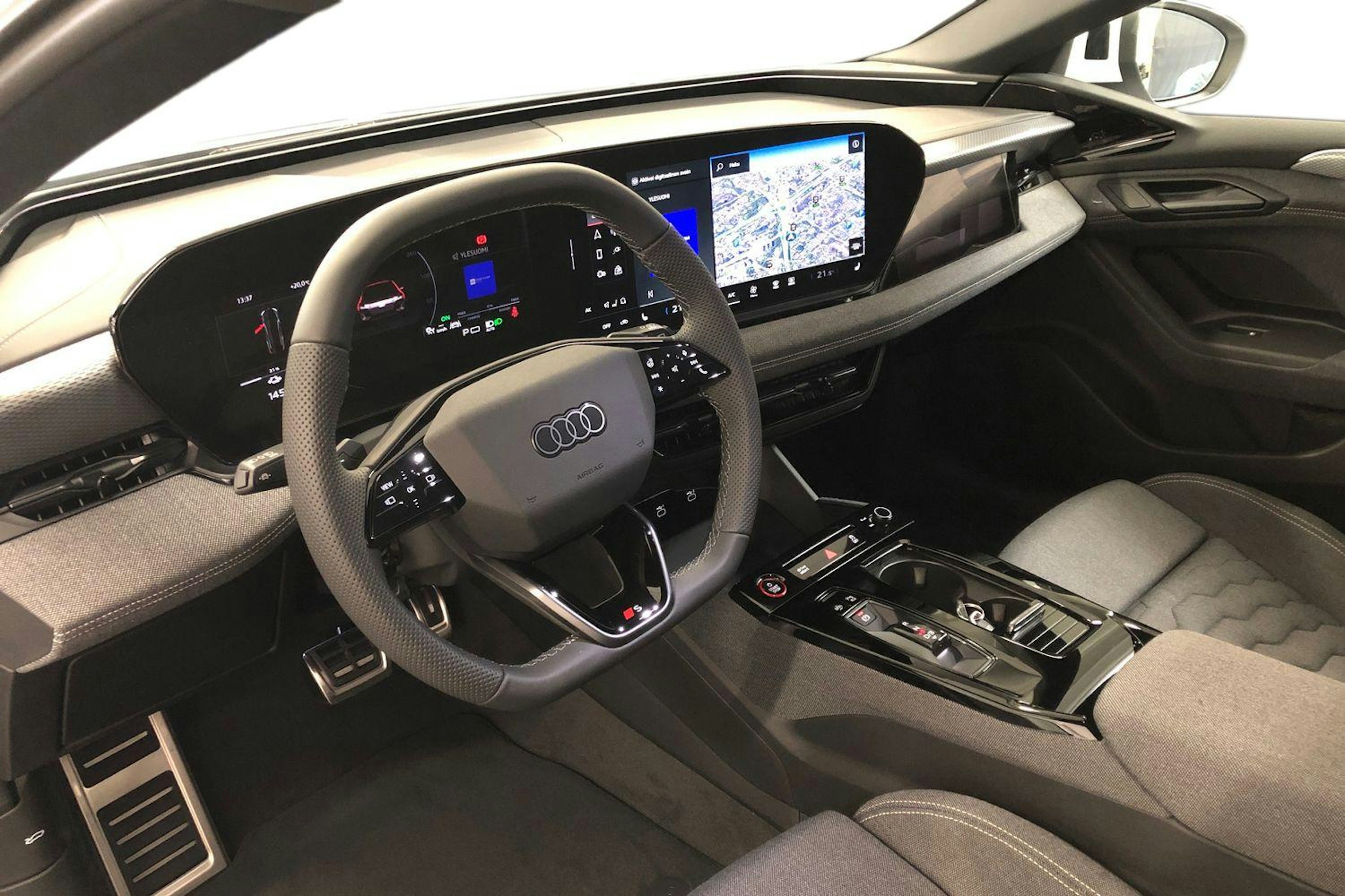 met. valkoinen Audi A6 e-tron 2025 kuva 6.