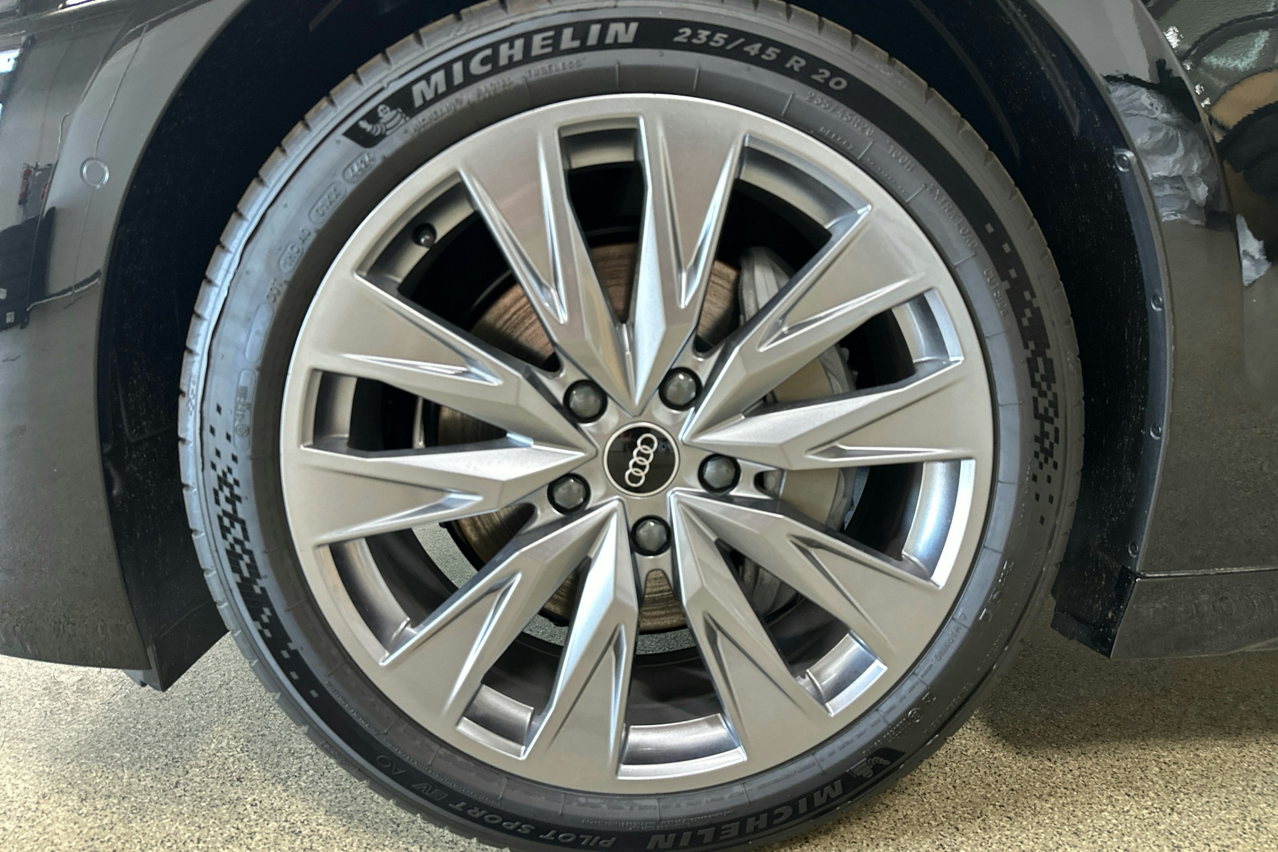 met. musta Audi A6 e-tron 2025 kuva 9.