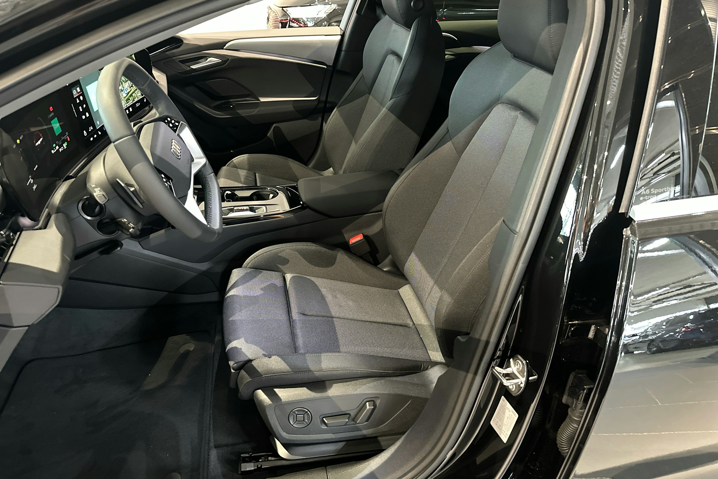 met. musta Audi A6 e-tron 2025 kuva 11.